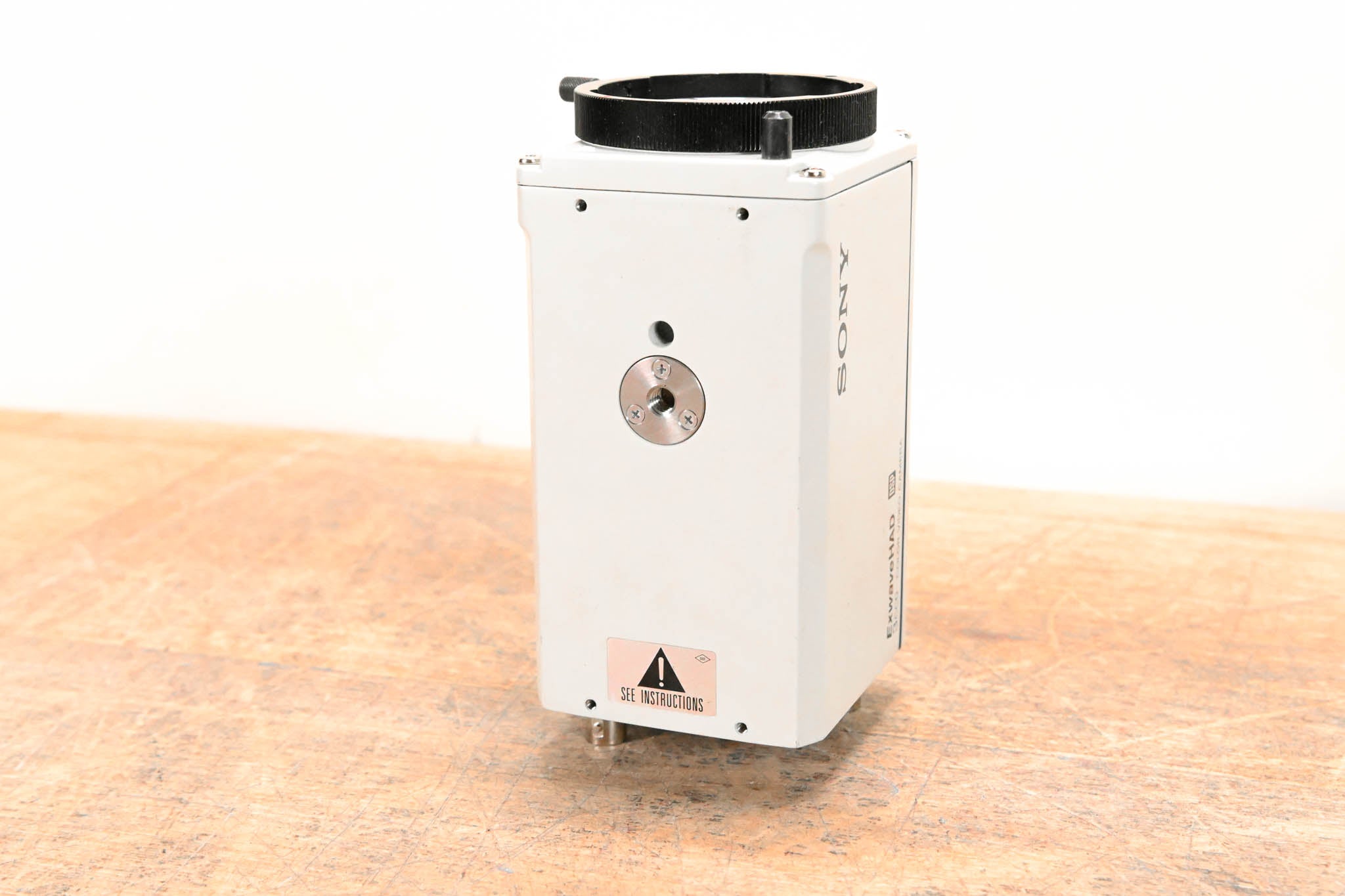 Sony DXC-990 1/2-Inch 3-CCD Color Video Camera