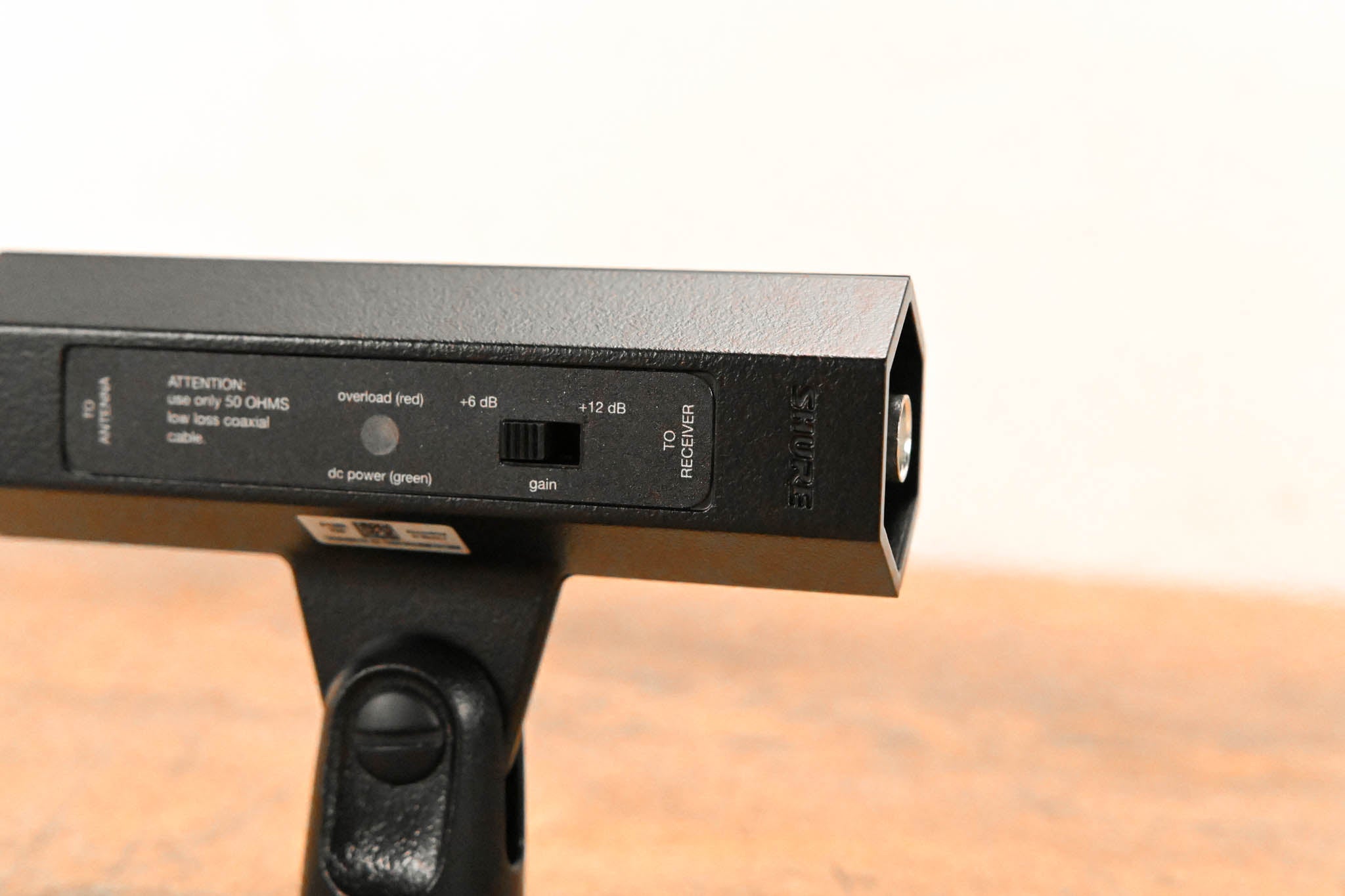 Shure UA834WB In-Line Antenna Amplifier with Stand