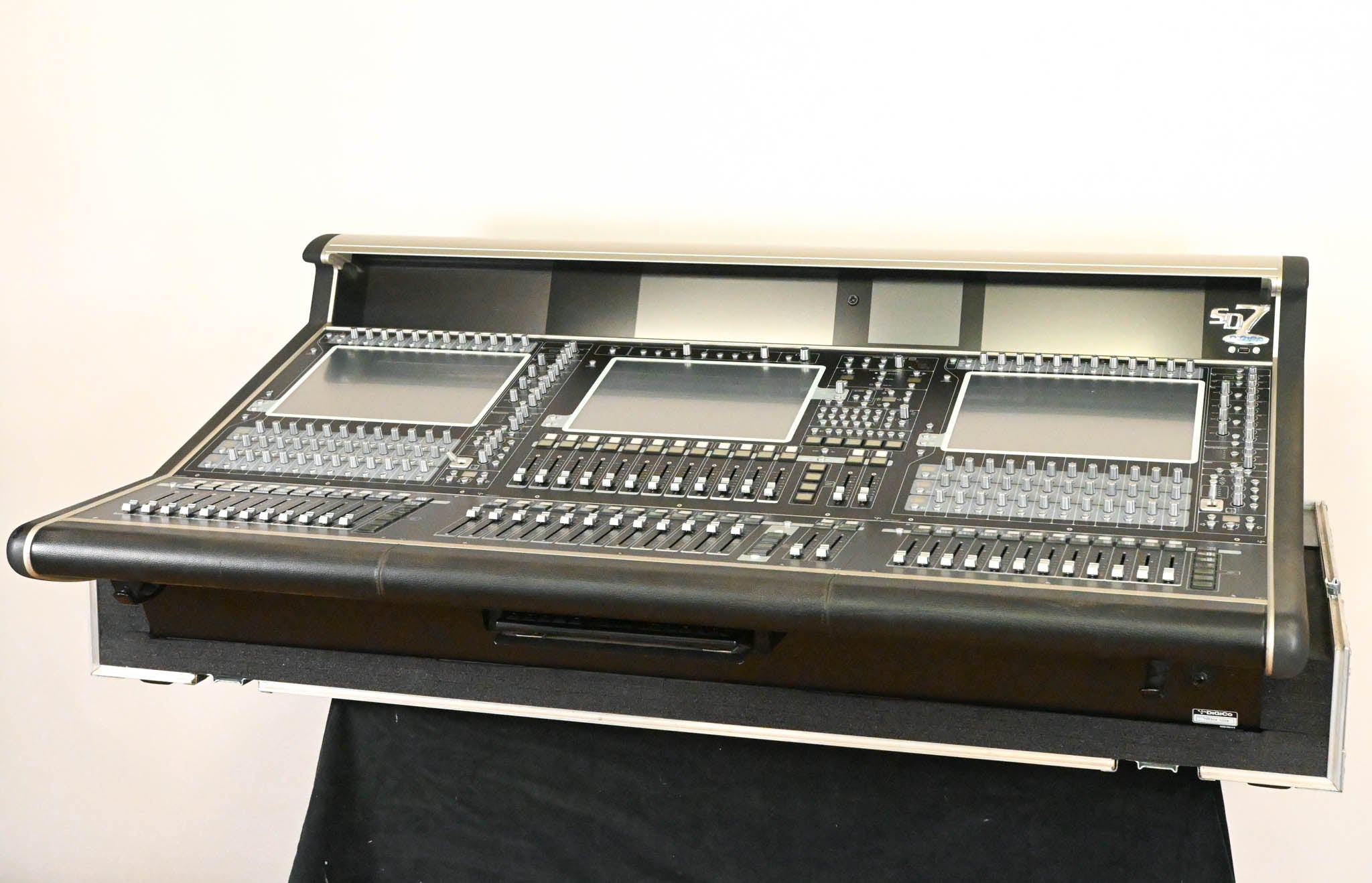 DiGiCo SD7 Digital Console w/Dual Engines, Waves, ST Optical & Road Case