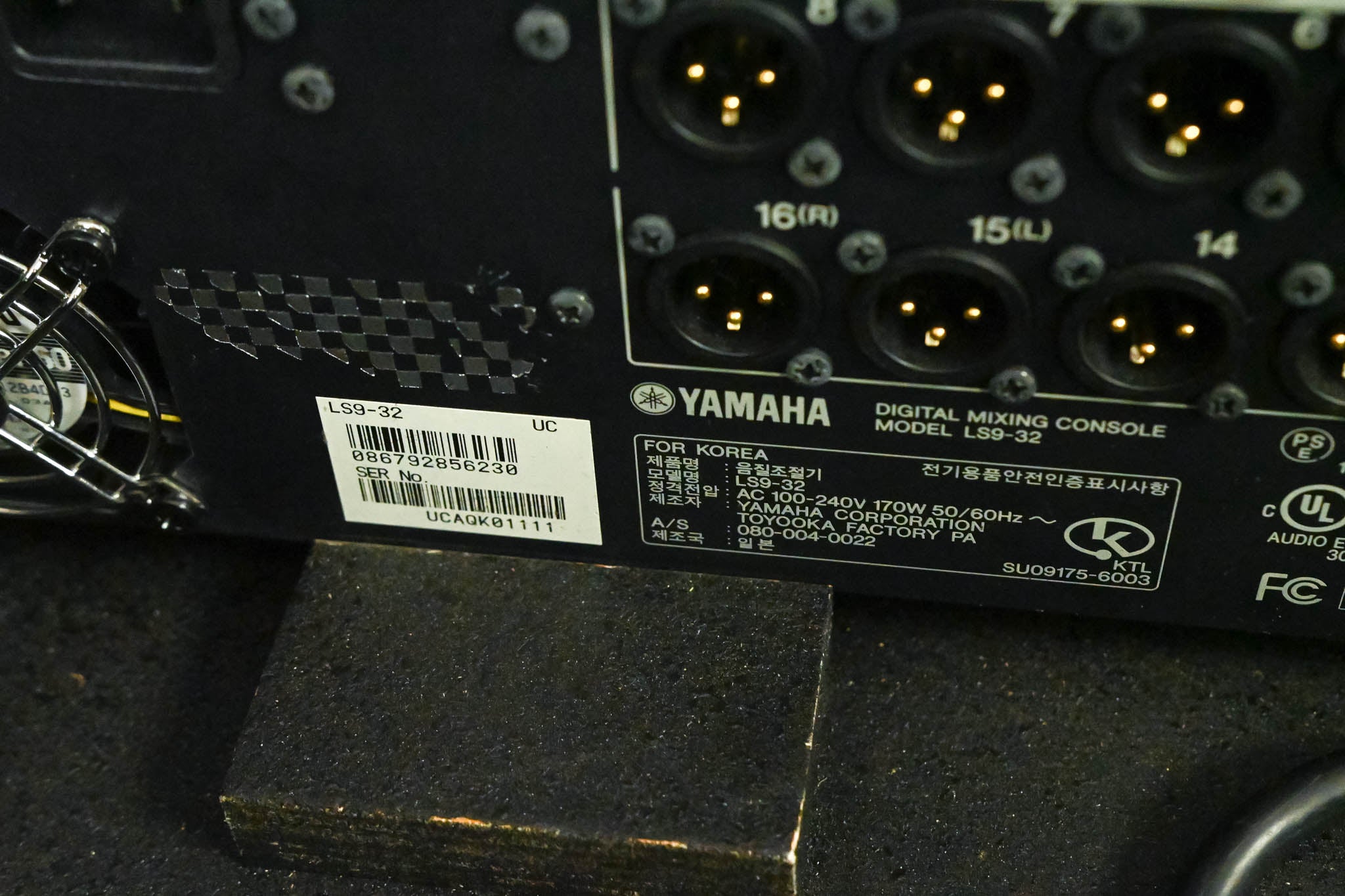 Yamaha LS9-32 32-Input Digital Mixing Console with Road Case