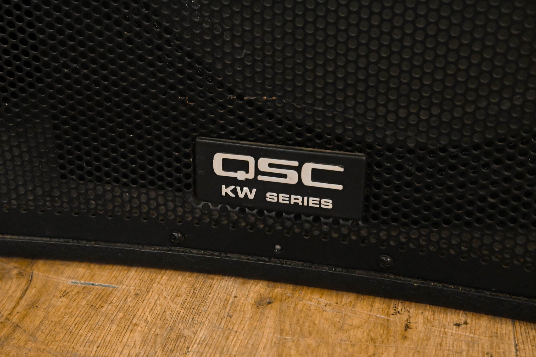 QSC KW181 1000W 18" Powered Subwoofer