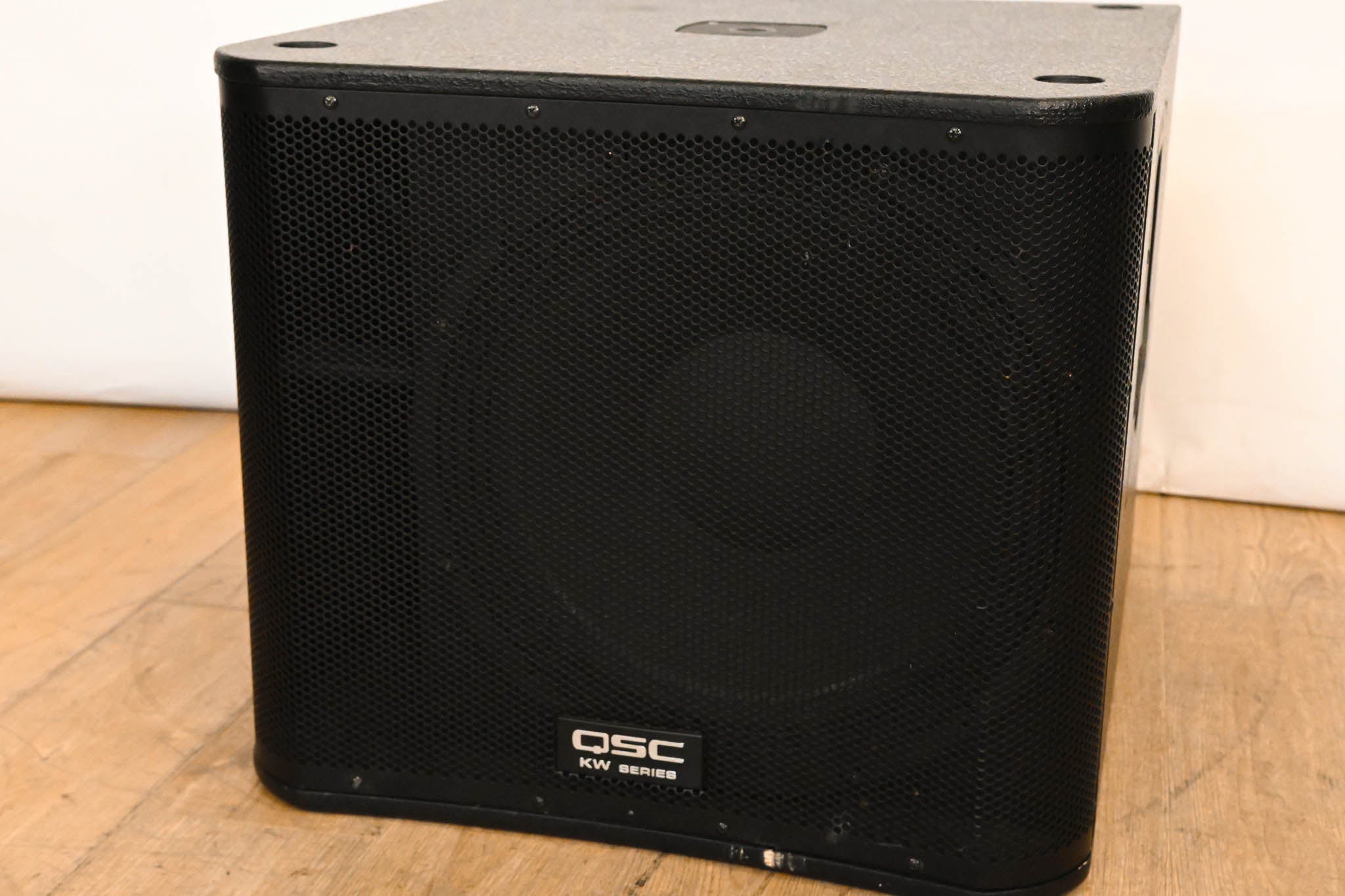 QSC KW181 1000W 18" Powered Subwoofer