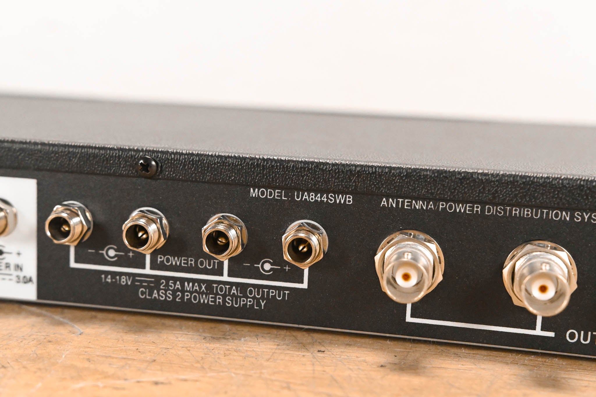 Shure UA844SWB Antenna Distribution System - 470-952 MHz (NO PSU)