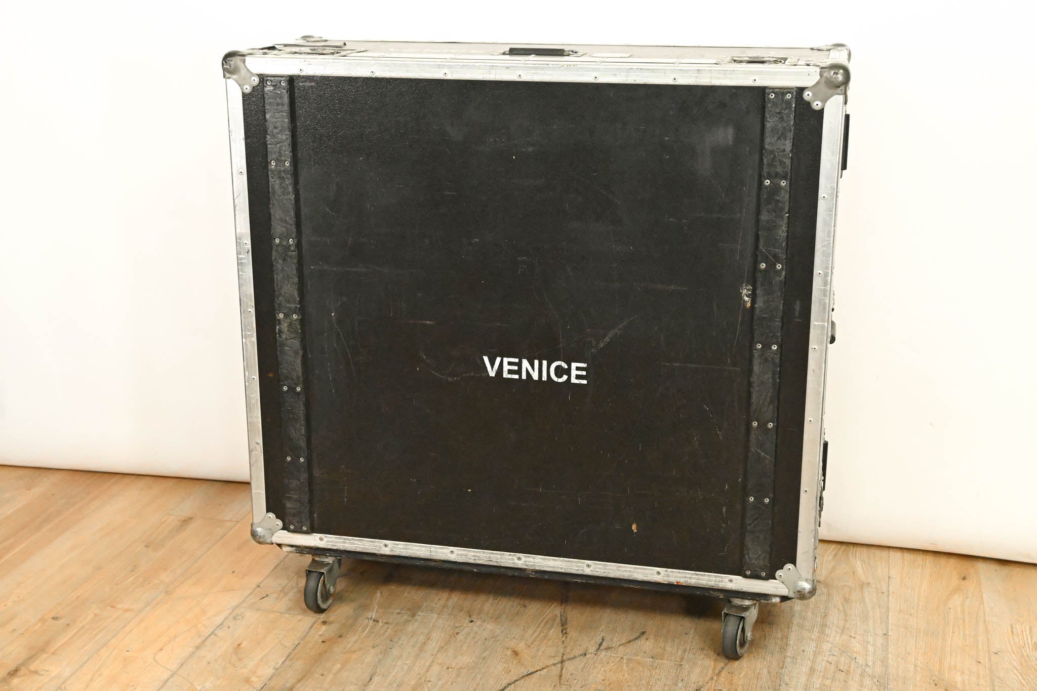 Midas Venice 320 32-Channel Analog Mixing Console with Road Case