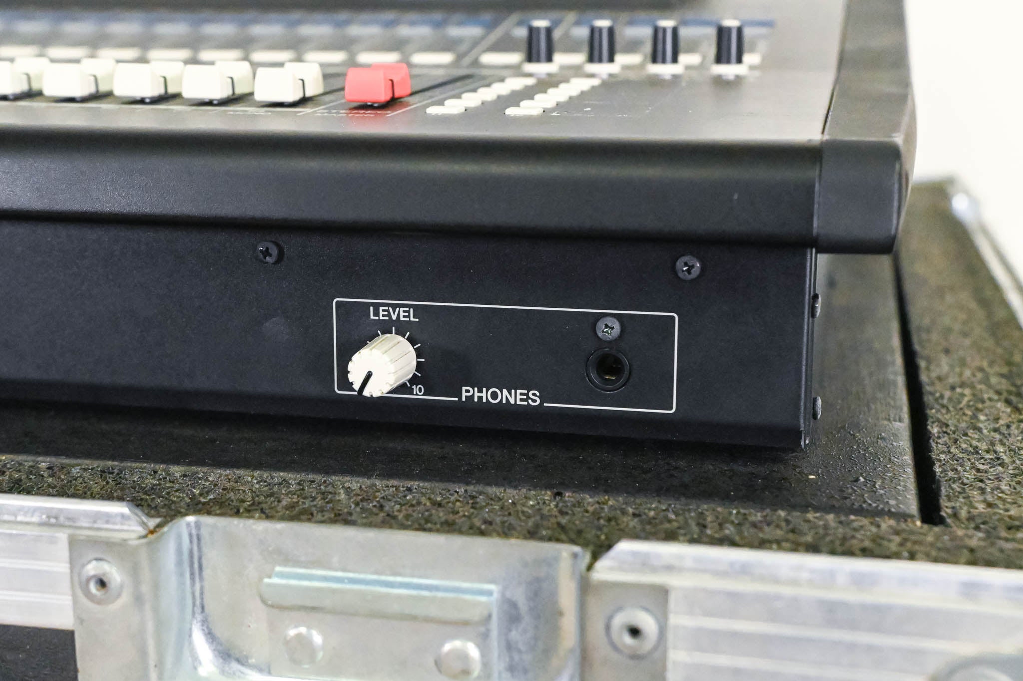 Yamaha LS9-32 32-Input Digital Mixing Console with Road Case