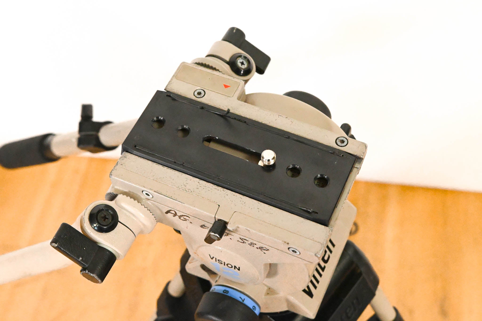 Vinten Vision 12 SD Fluid Head with Aluminum Tripod