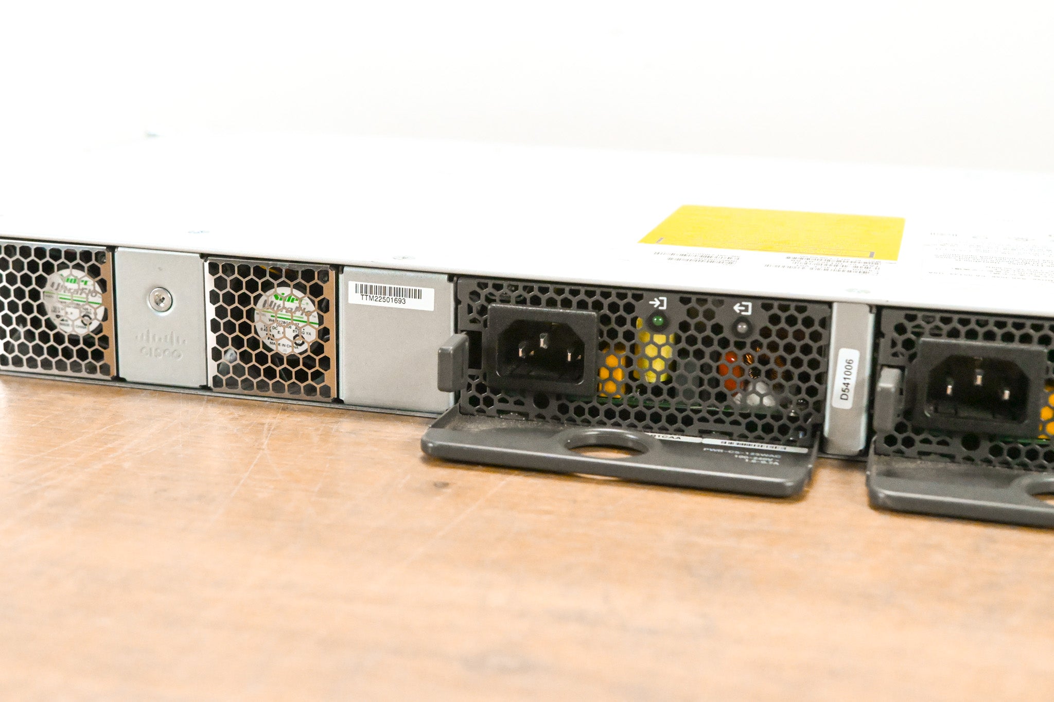 Cisco Catalyst C9200L-24T-4G-E V01 24-Port PoE+ Switch with 4x1G Uplinks