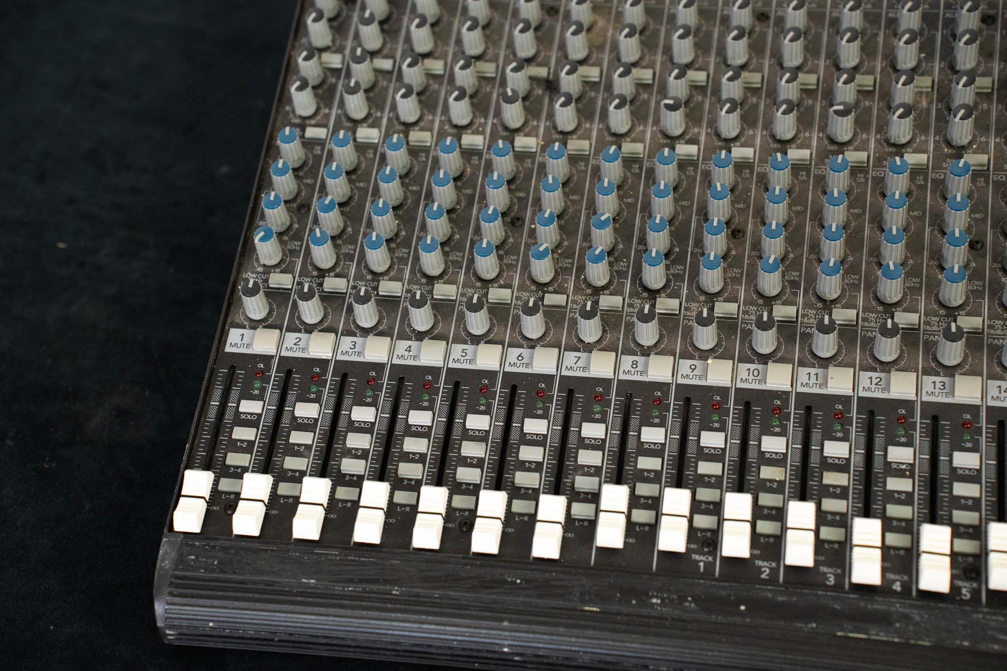 Mackie 1604-VLZ Pro 16-Channel Analog Mic/Line Mixer