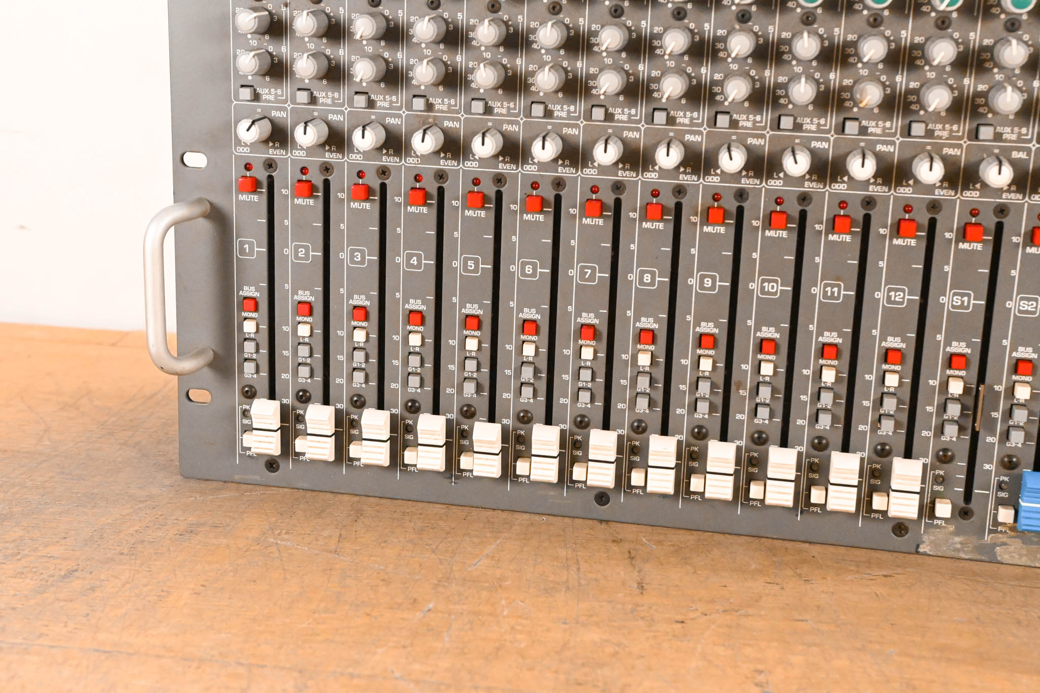 Crest Audio X20RM 12-Mix Monitor Console