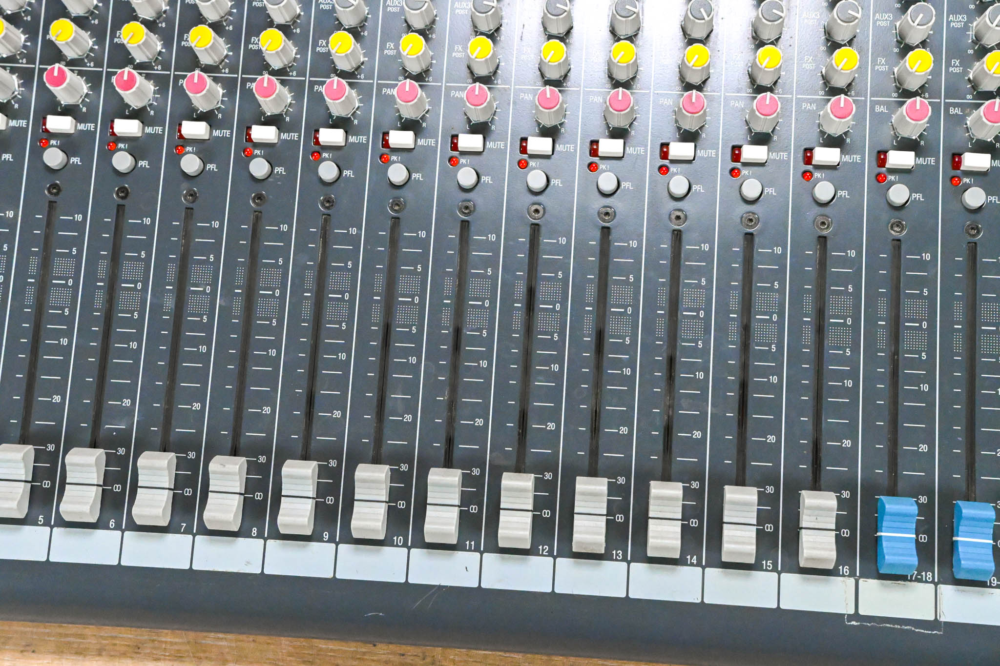 Allen & Heath ZED-22FX 22-Channel Mixer with USB and Effects