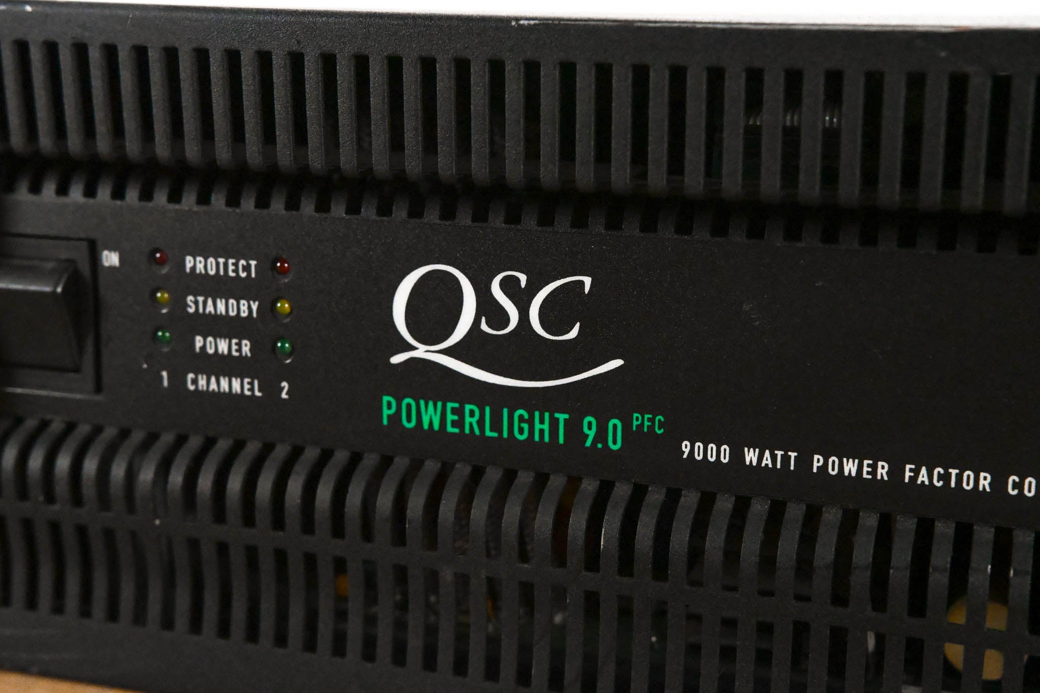 QSC PowerLight 9.0 PFC Power Factor Corrected 2-Channel Power Amplifier