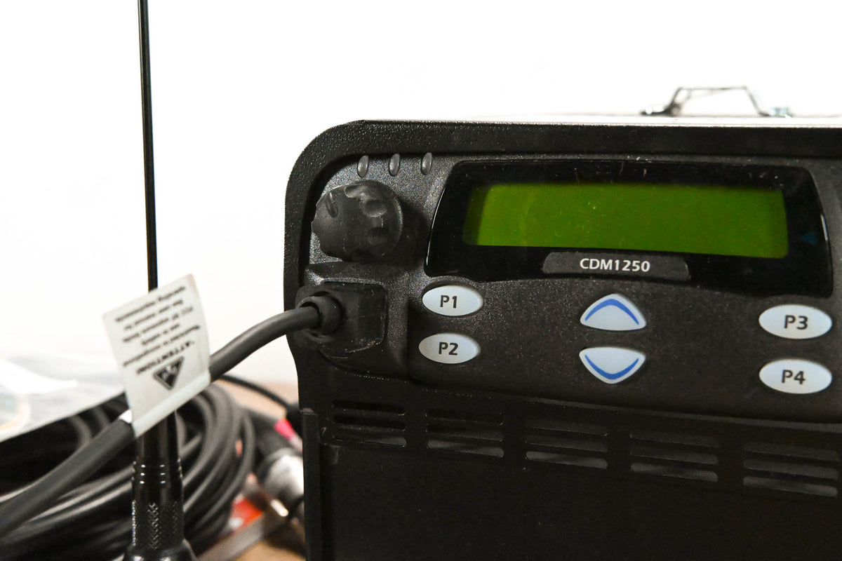 Motorola CDM-1250 Radio Base Station w/ Astron SS-25CDM Enclosure & Mic