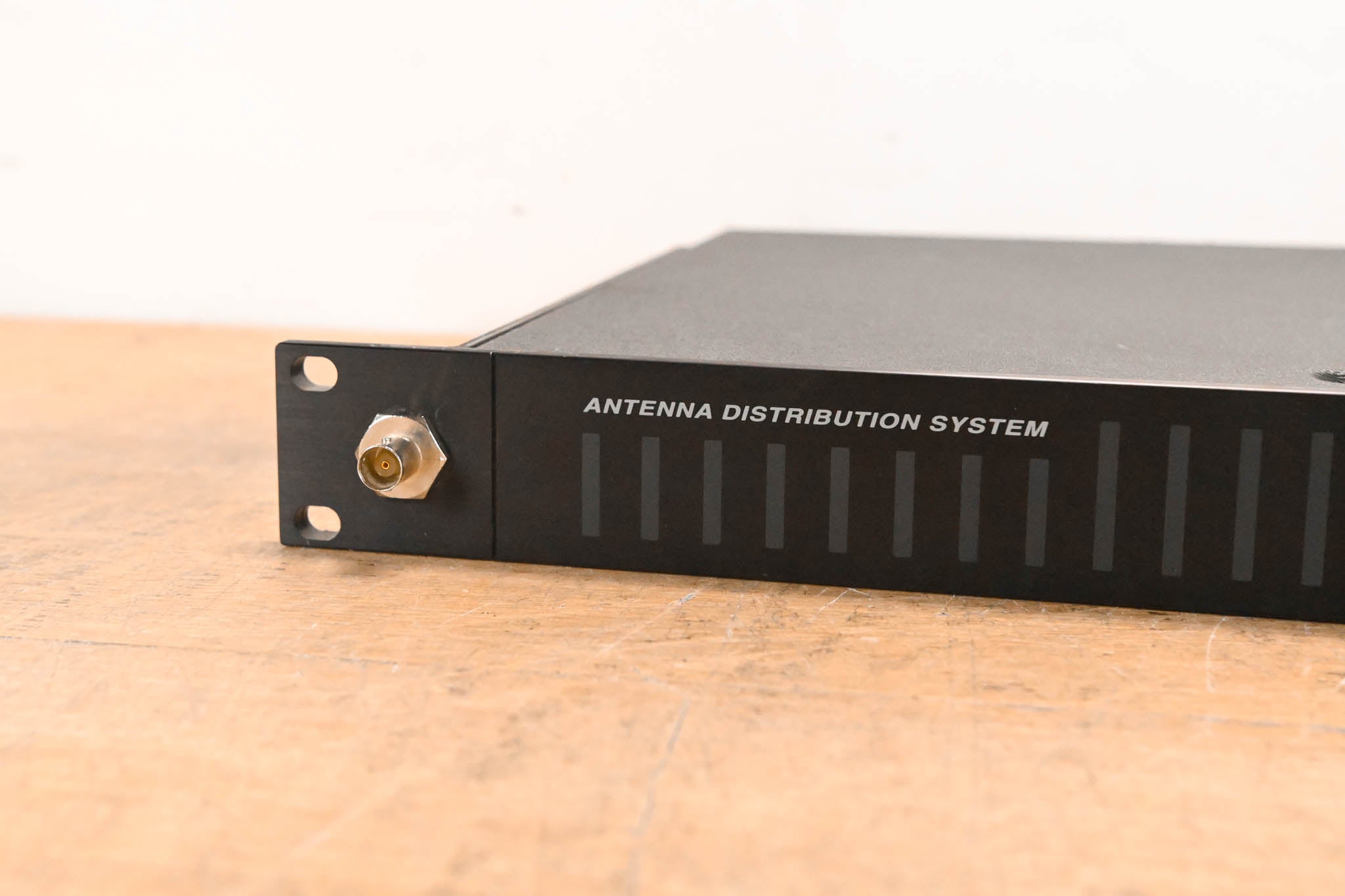 Shure UA845-UB UHF Antenna Distribution System - 692-716 MHz