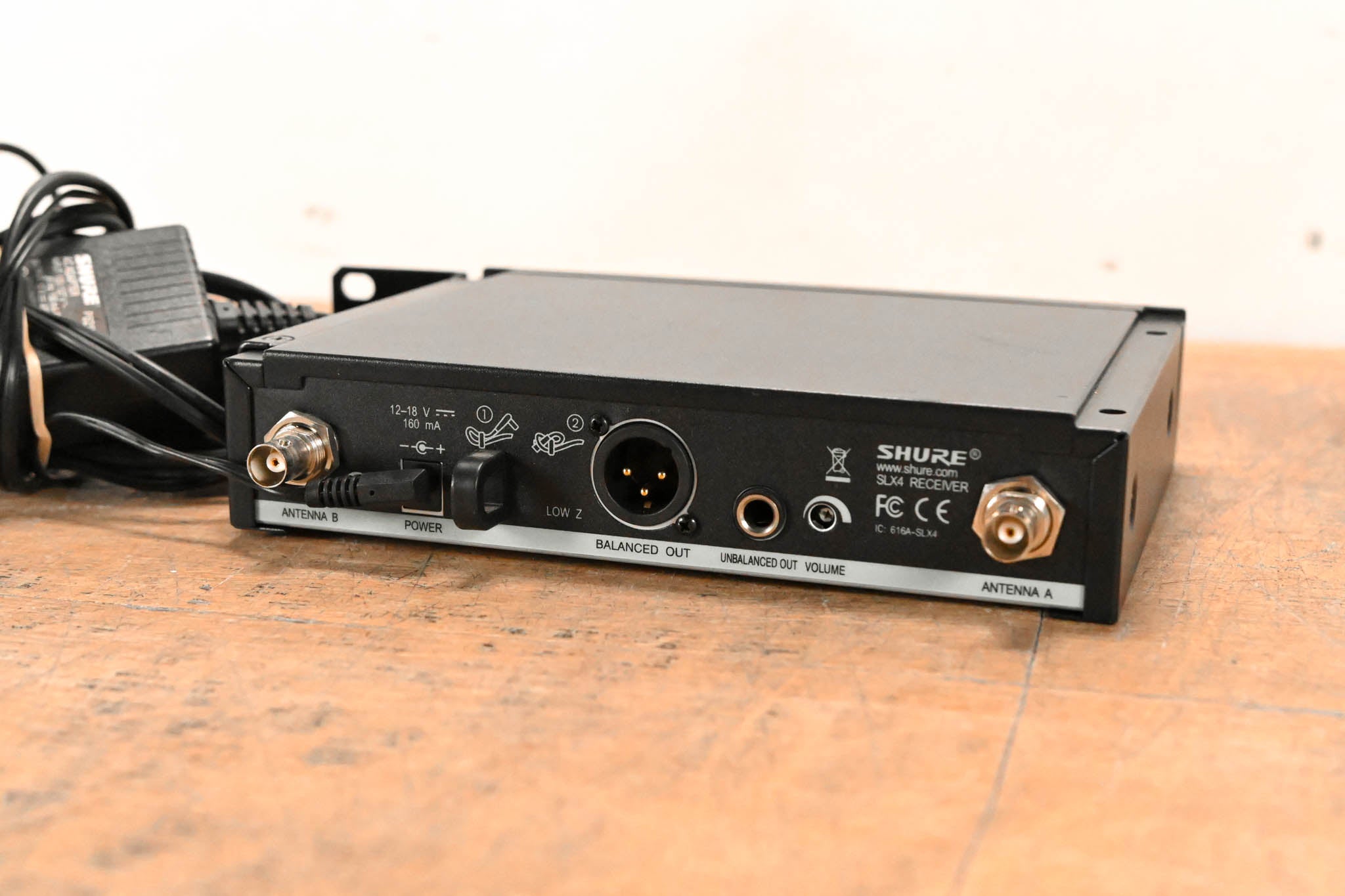 Shure SLX4 Wireless Receiver - J3 Band: 572-596 MHz