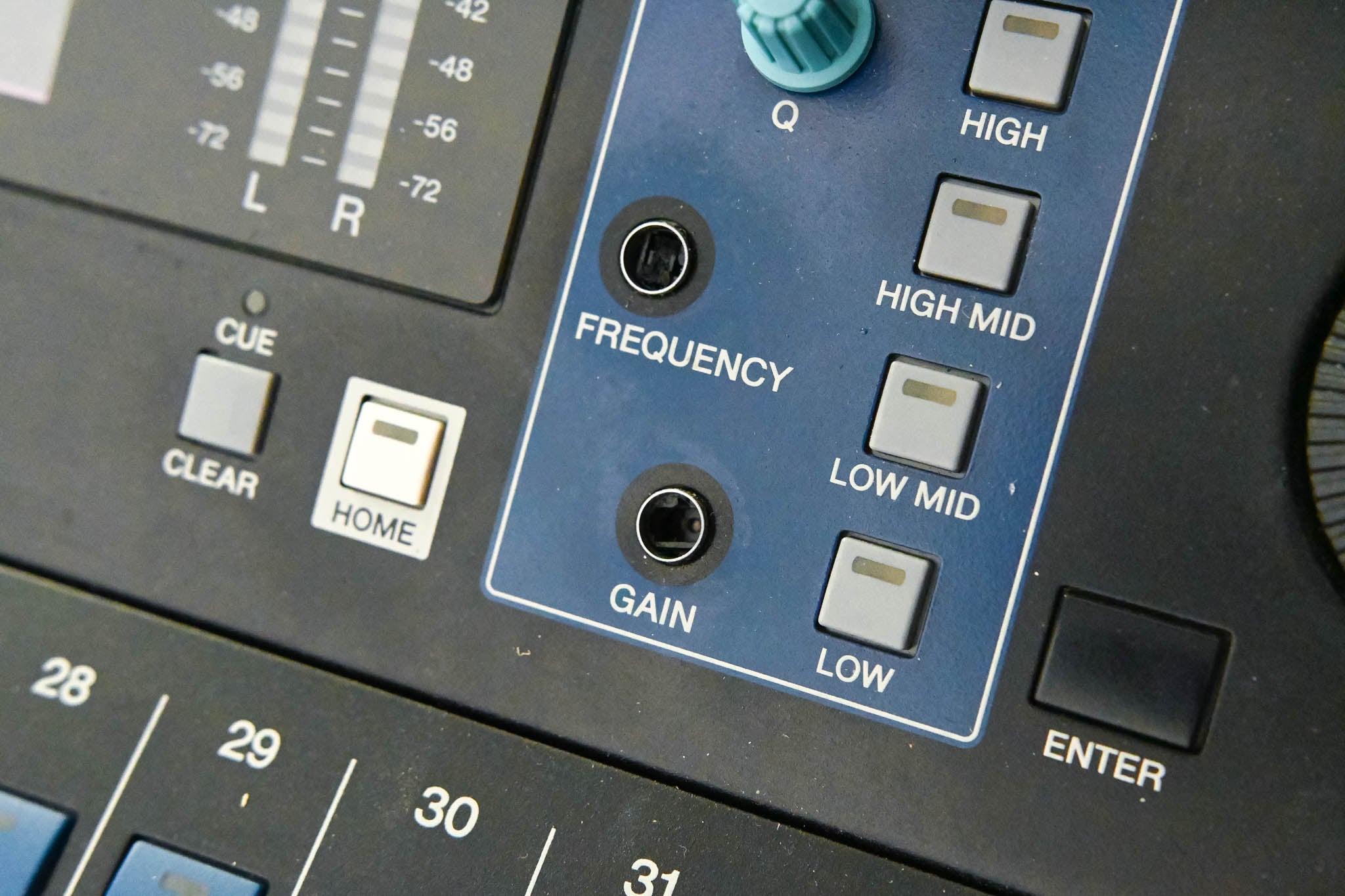 Yamaha LS9-32 32-Input Digital Mixing Console with Road Case