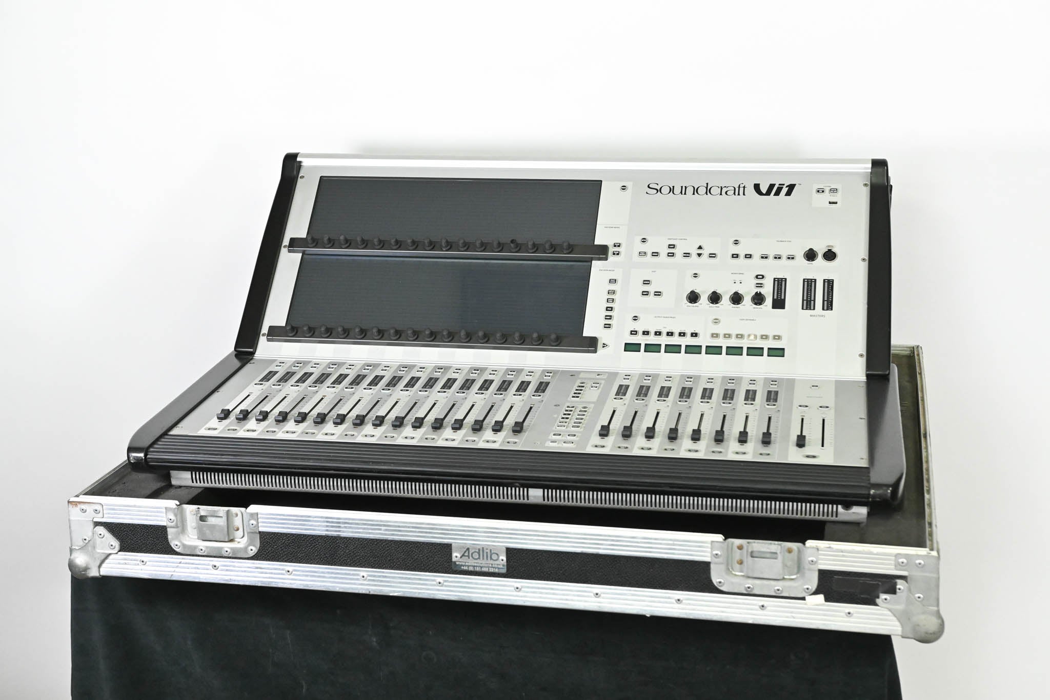 Soundcraft Vi1 32-Channel Digital Mixing Console with Road Case