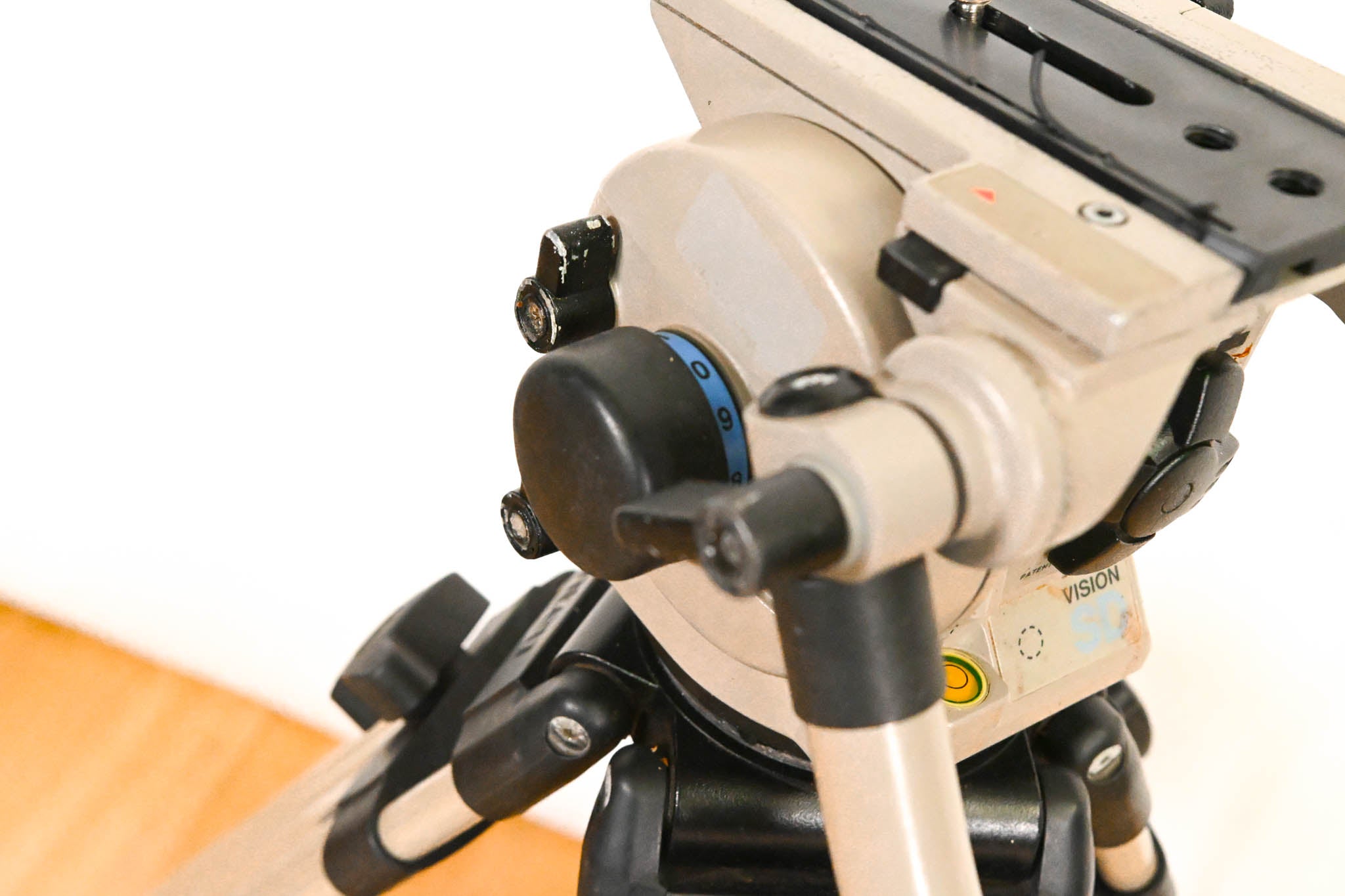 Vinten Vision 12 SD Fluid Head with Aluminum Tripod