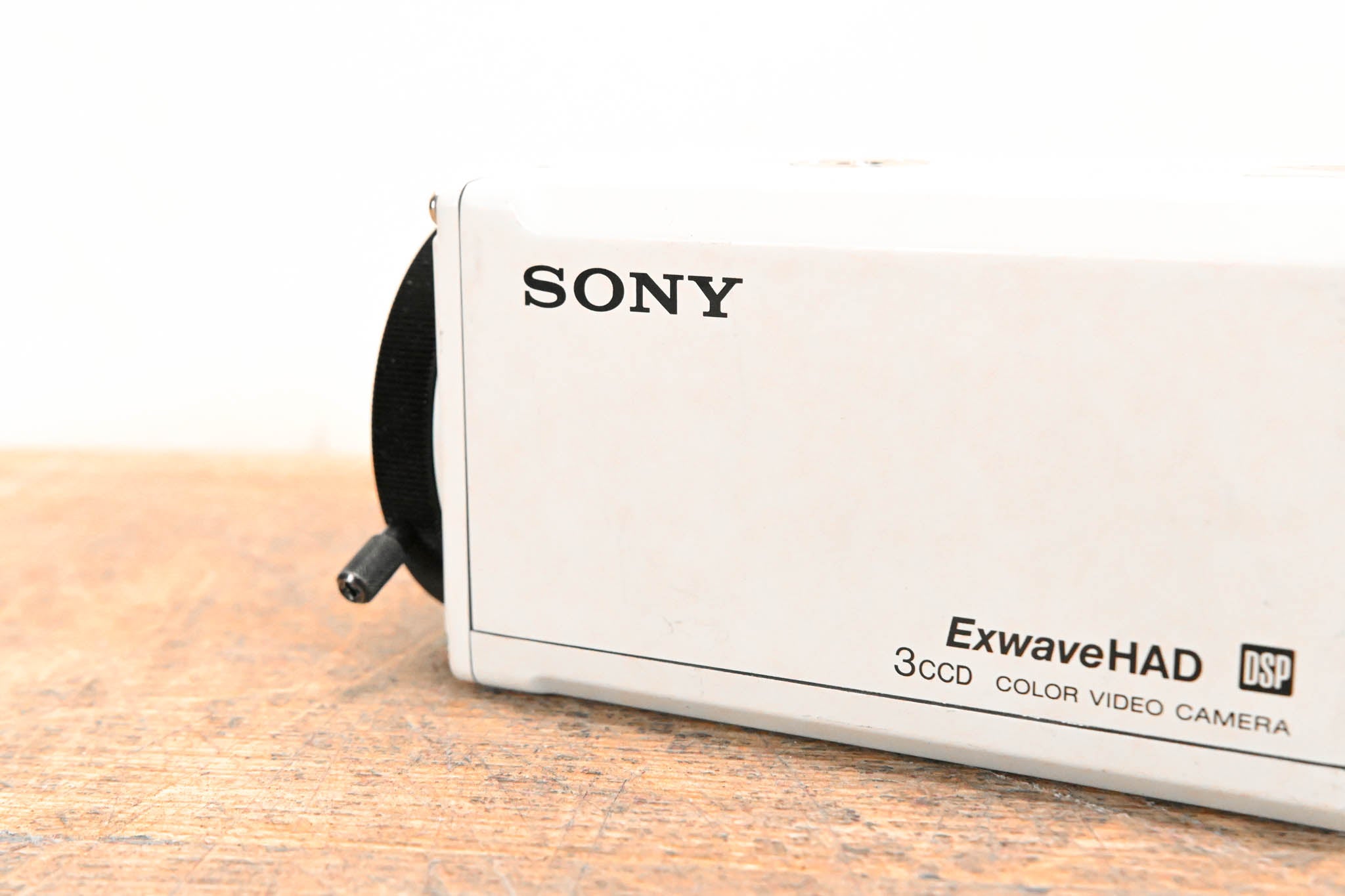 Sony DXC-990 1/2-Inch 3-CCD Color Video Camera
