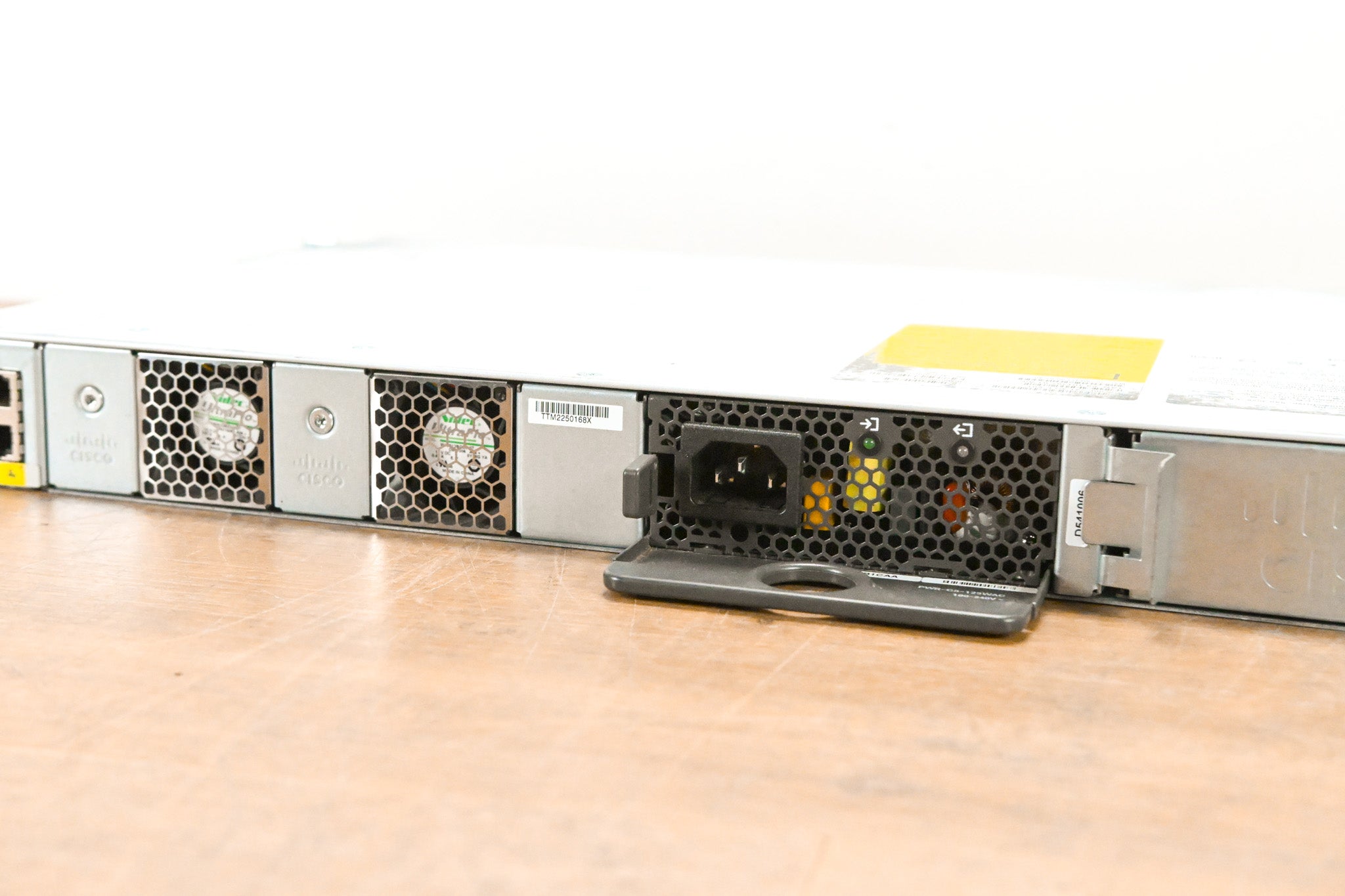 Cisco Catalyst C9200L-24T-4G-E V01 24-Port PoE+ Switch with 4x1G Uplinks