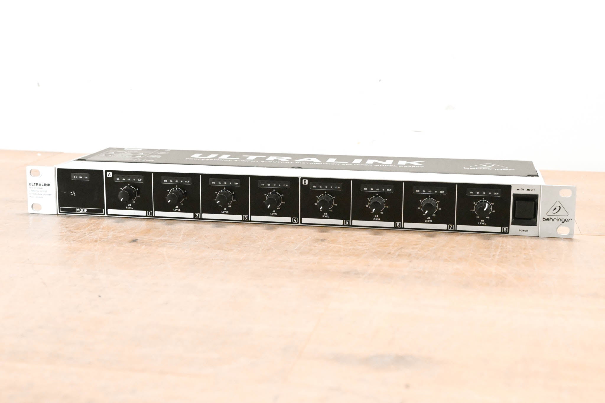 Behringer ULTRALINK DS2800 2-Input 8-Output Distribution Splitter