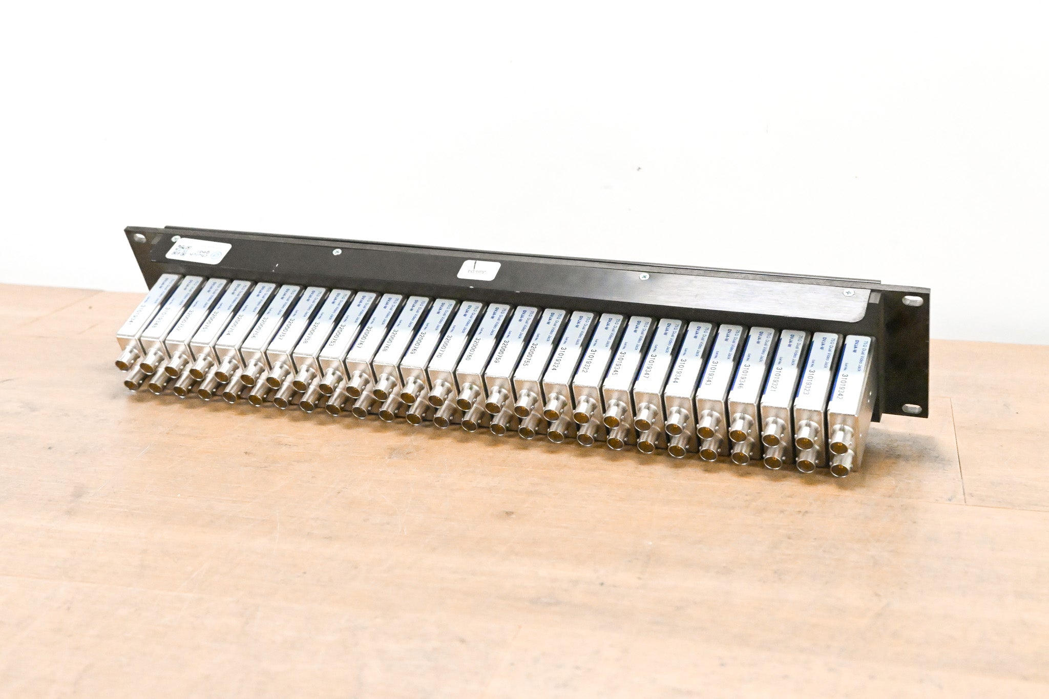 Canare 26DV-2U Digital Video Patchbay w/ DVJA-W 75Ω Modules