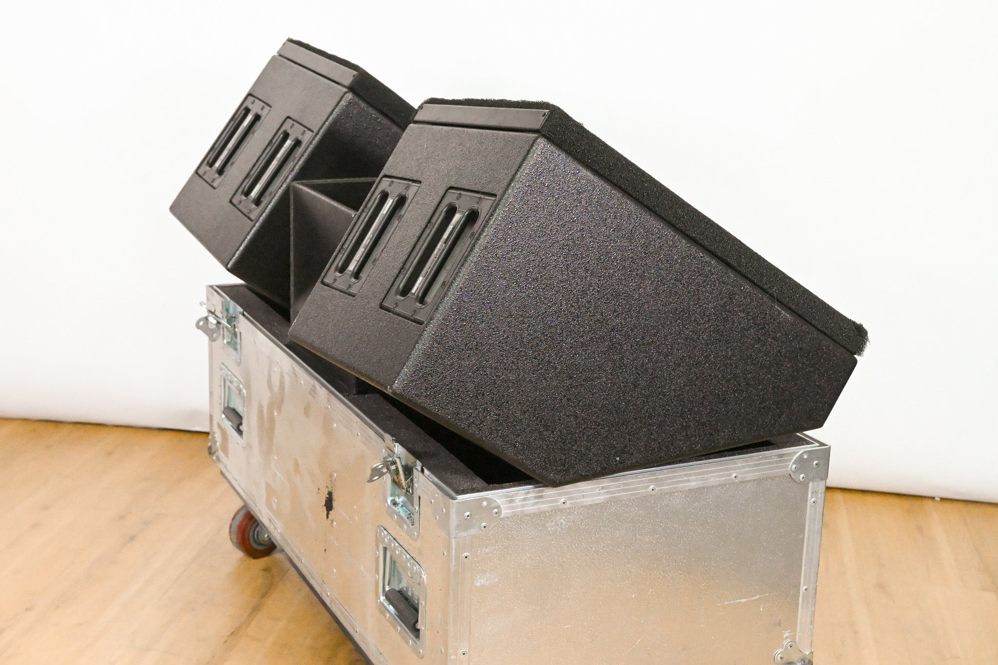 Meyer Sound UM-1P 12" Powered Stage Monitor Speaker (PAIR) w/ Road Case