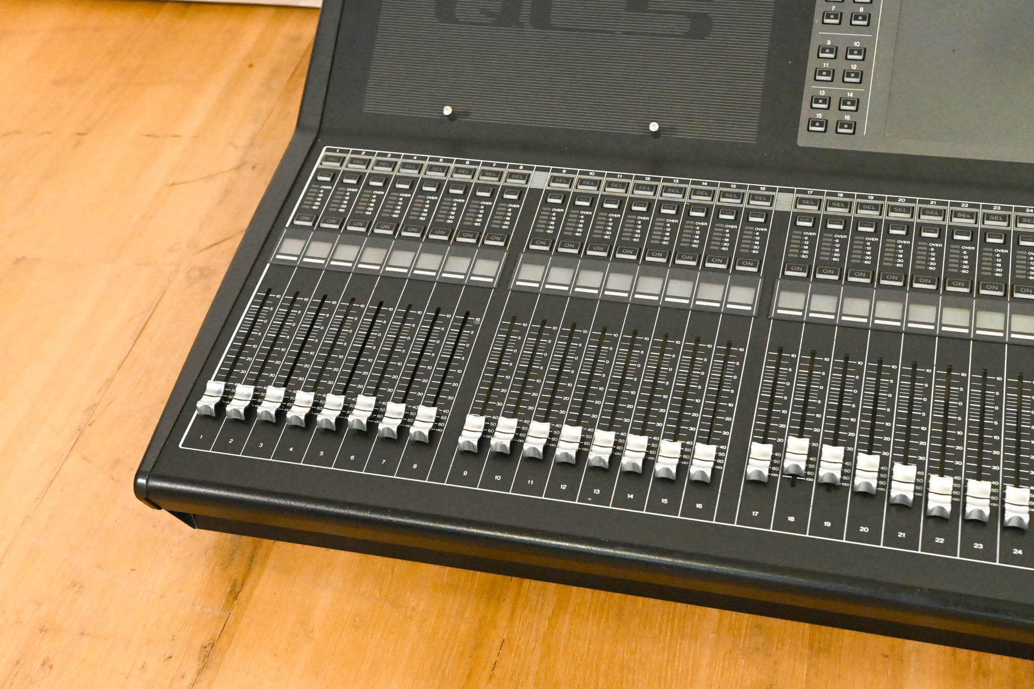 Yamaha QL5 64-Channel Digital Audio Mixing Console