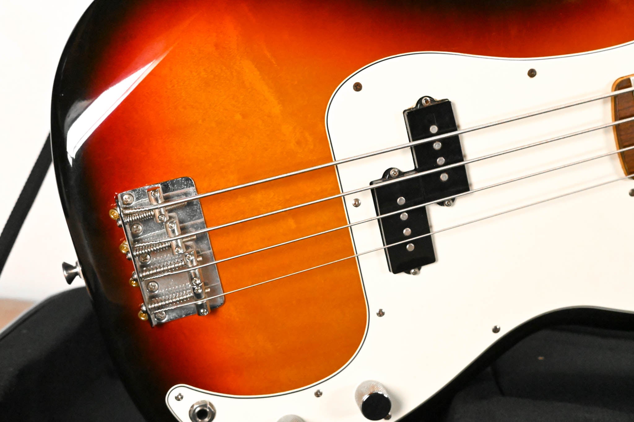 Fender Precision Bass 2009 MIM Sunburst With Case