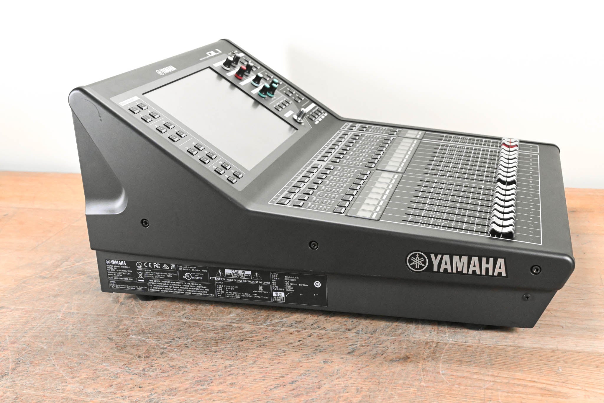 Yamaha QL1 16-Input / 8-Output Digital Mixing Console CG01FBL Yamaha QL1 16-Input / 8-Output Digital Mixing Console CG01FBL