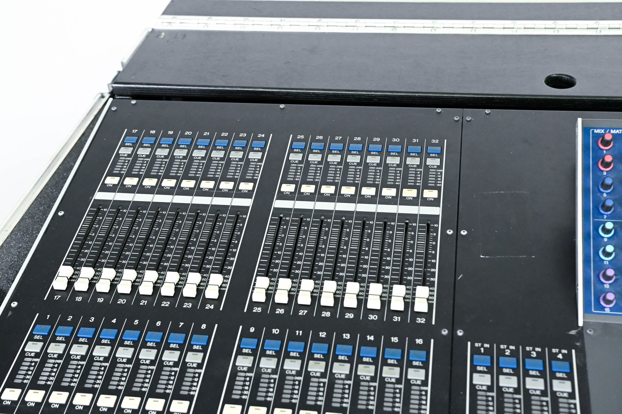 Yamaha M7CL-32 32-Channel Digital Audio Mixer with Road Case