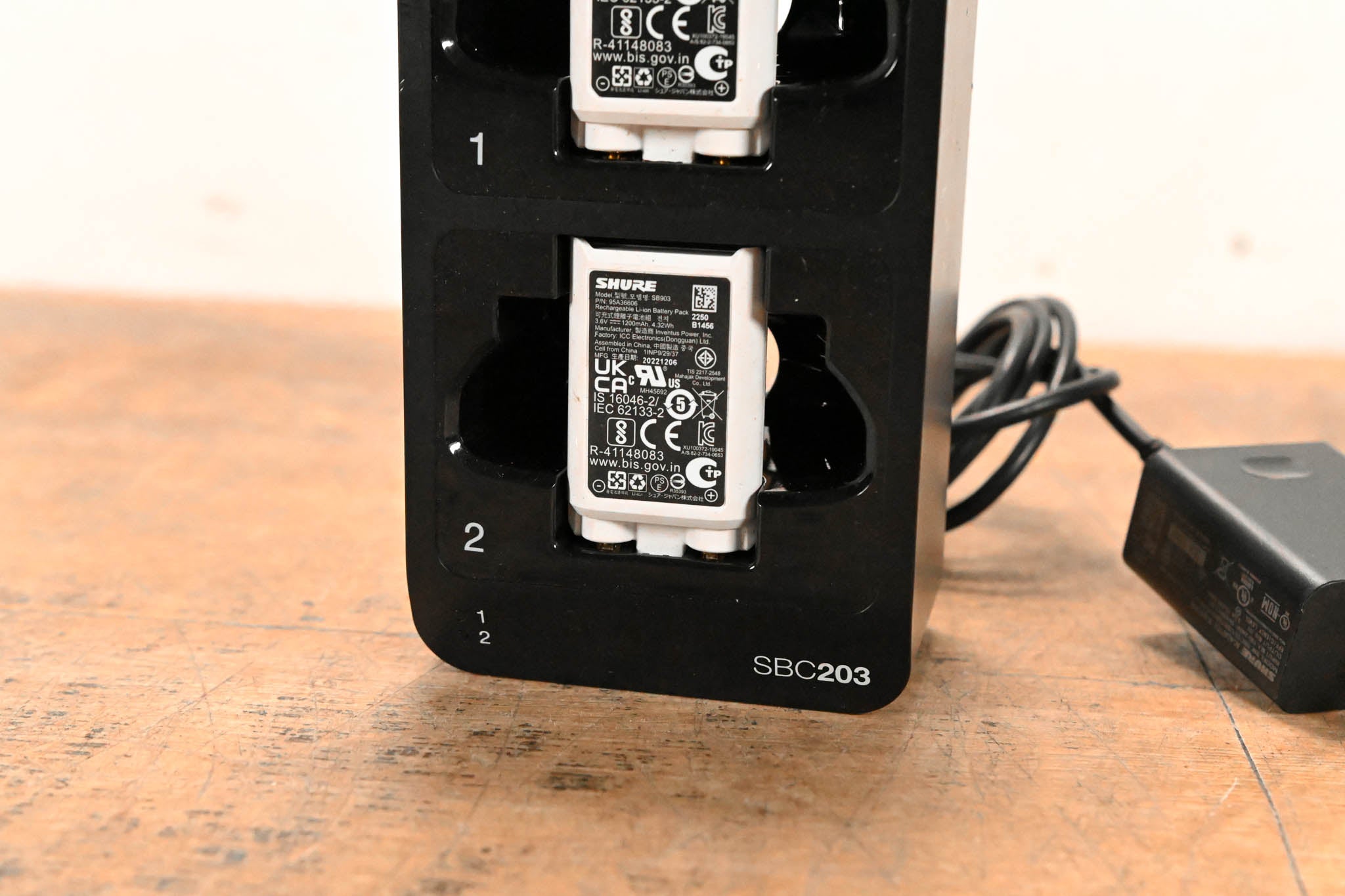 Shure SBC203 Dual-Docking Recharging Station with two SB903 Batteries
