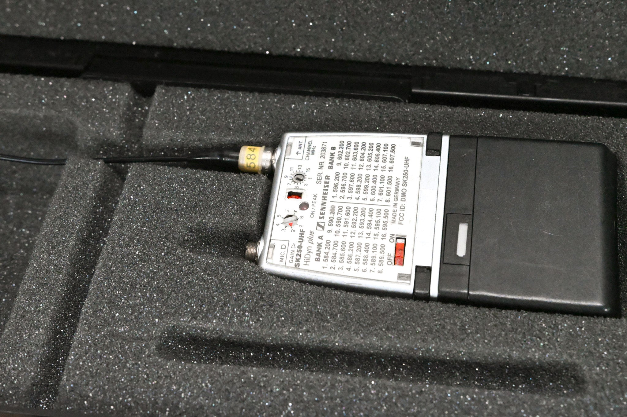 Sennheiser EM 3032-U Mikroport Receiver w/ SK250 Bodypacks 584-608 MHz