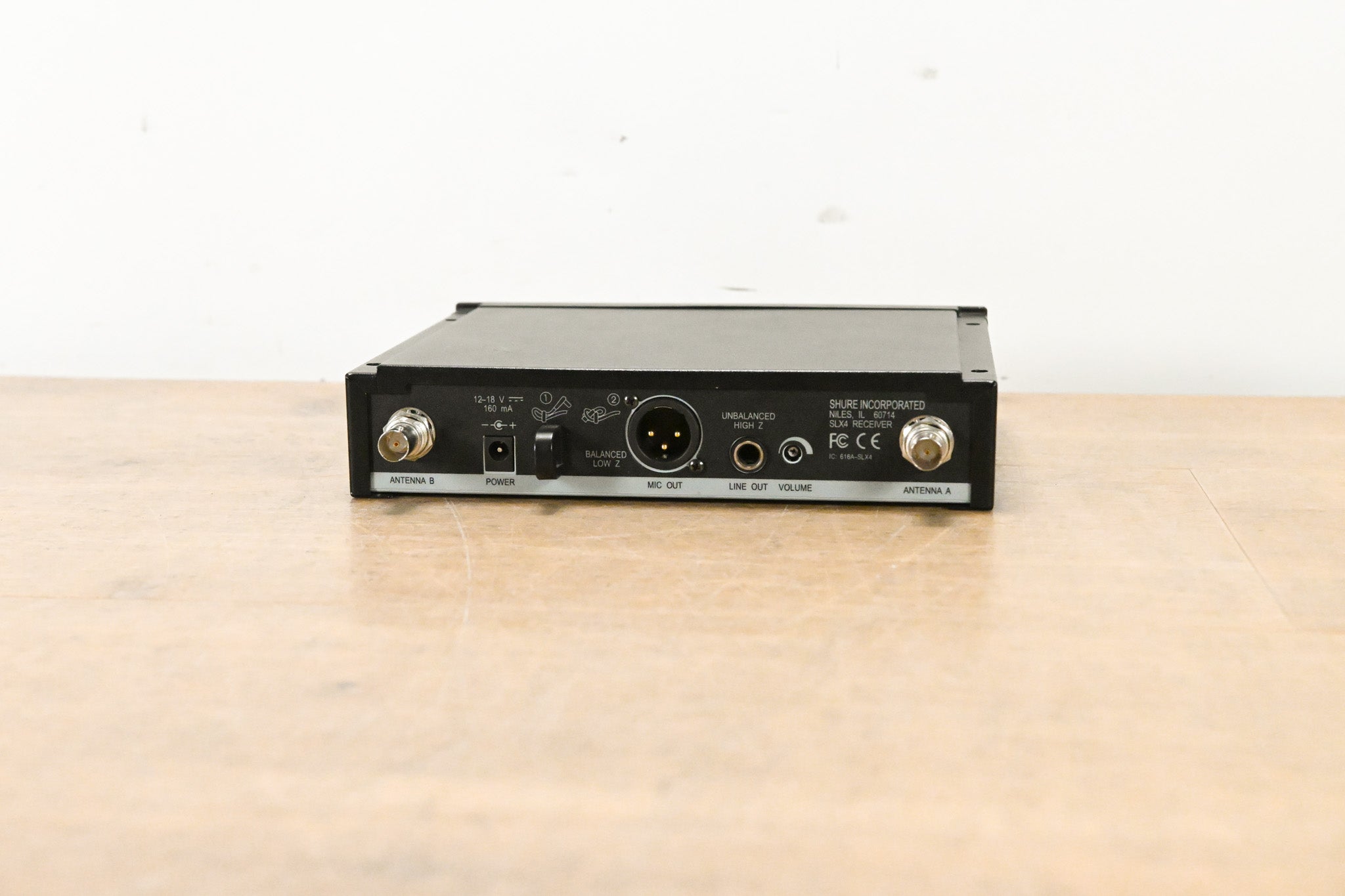 Shure SLX4 Wireless Receiver - J3 Band: 572-596 MHz (NO POWER SUPPLY)