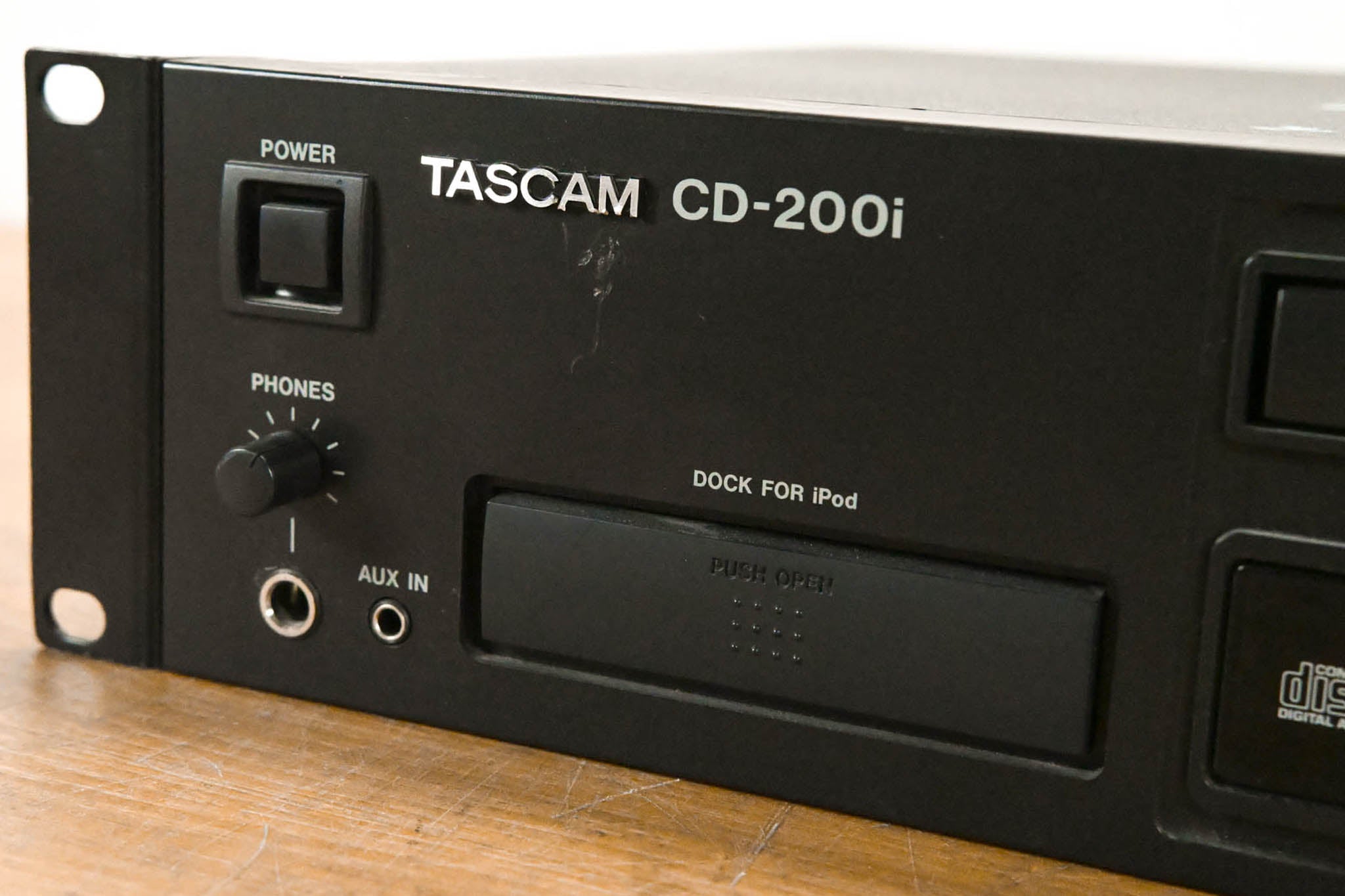 TASCAM CD-200i Rackmountable CD Player with iPod Dock