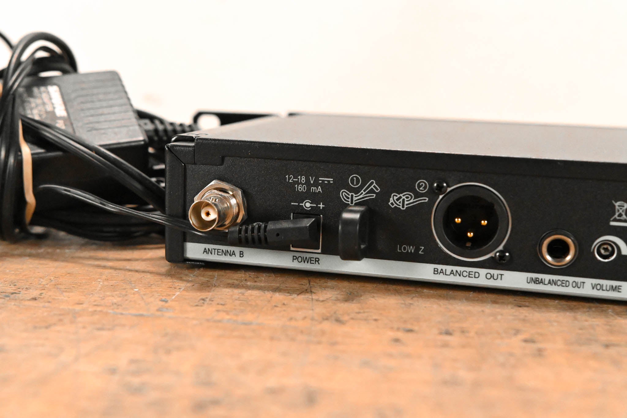 Shure SLX4 Wireless Receiver - J3 Band: 572-596 MHz