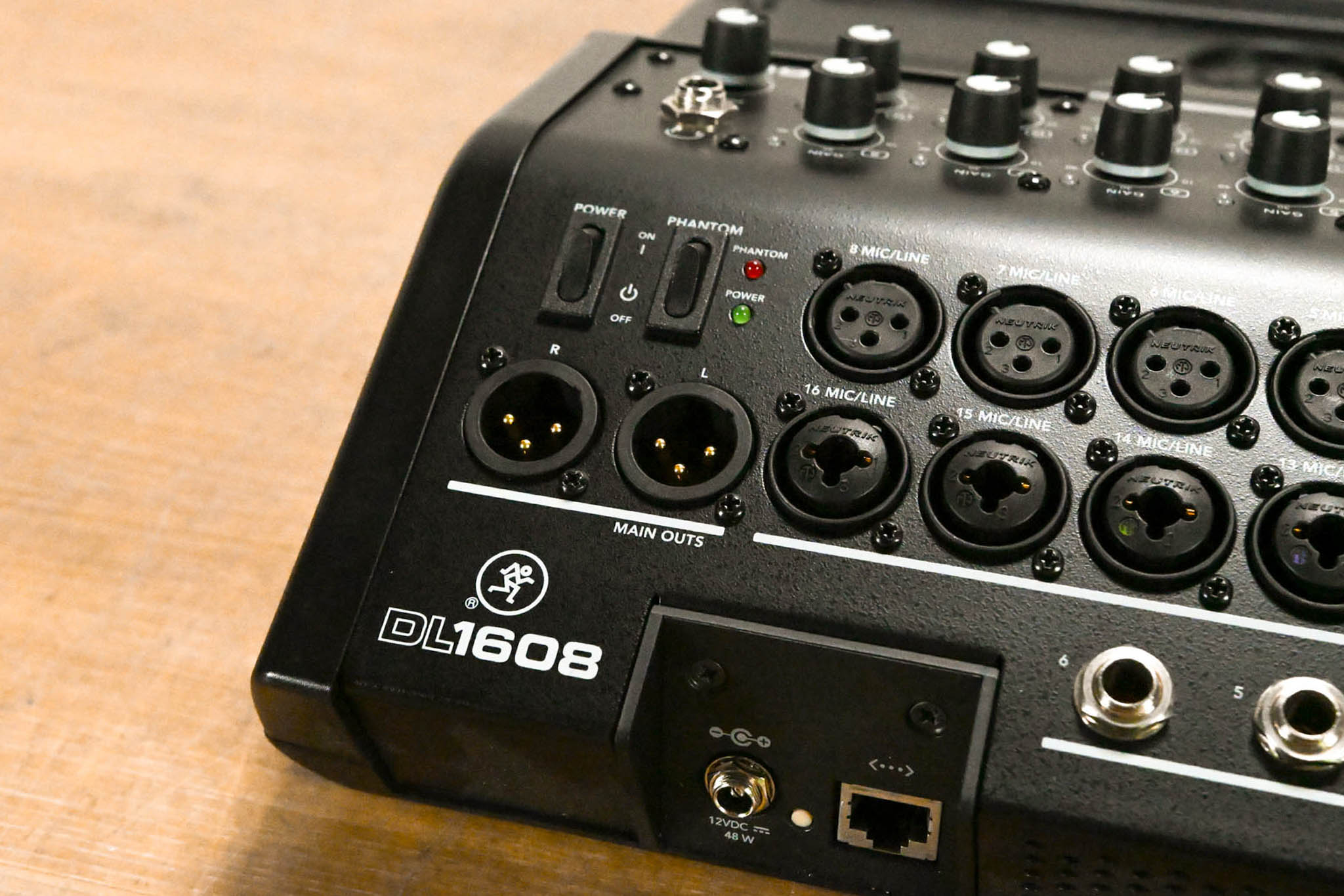Mackie DL1608 16-Channel iPad-Controlled Mixer (NO POWER SUPPLY)