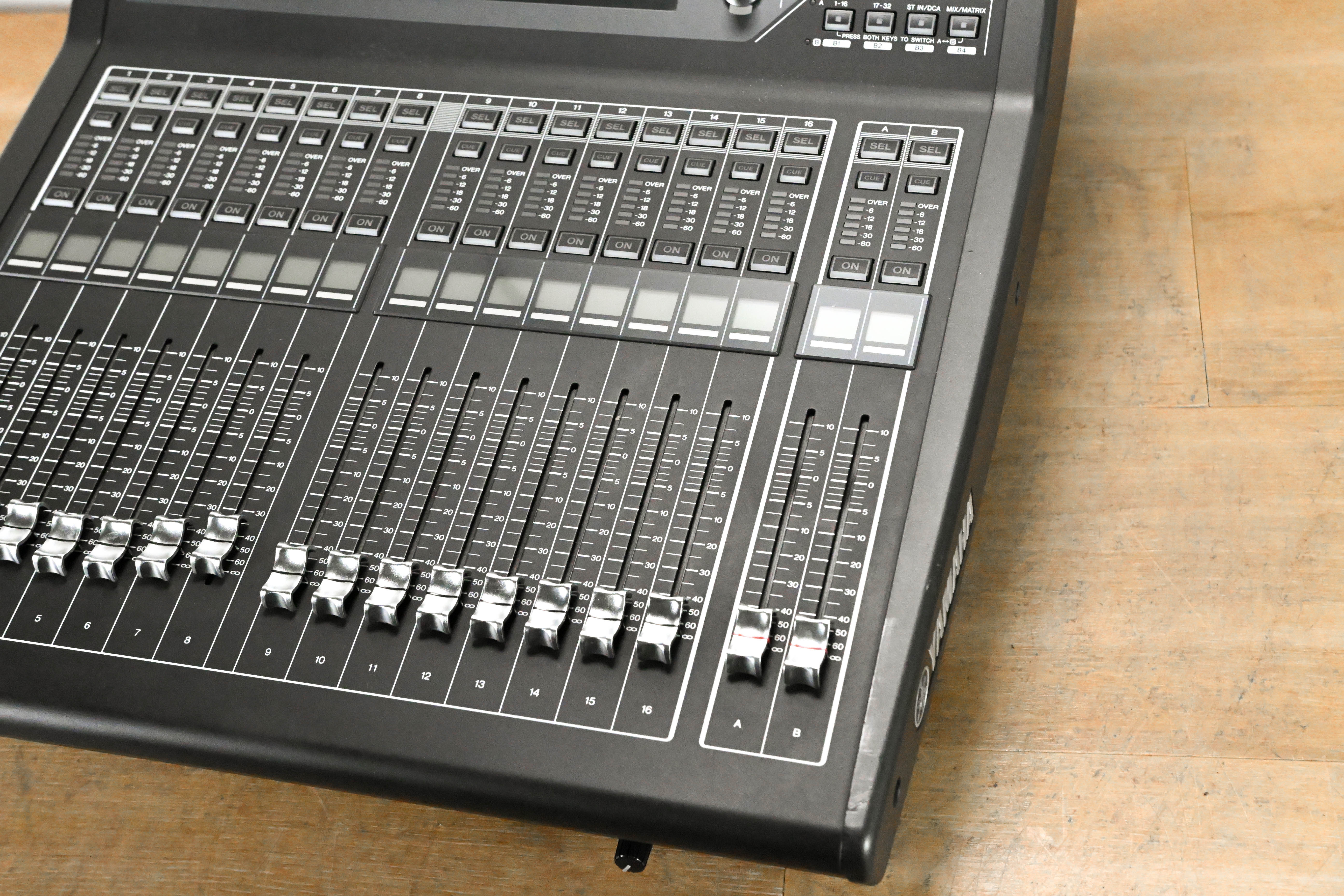 Yamaha QL1 16-Input / 8-Output Digital Mixing Console