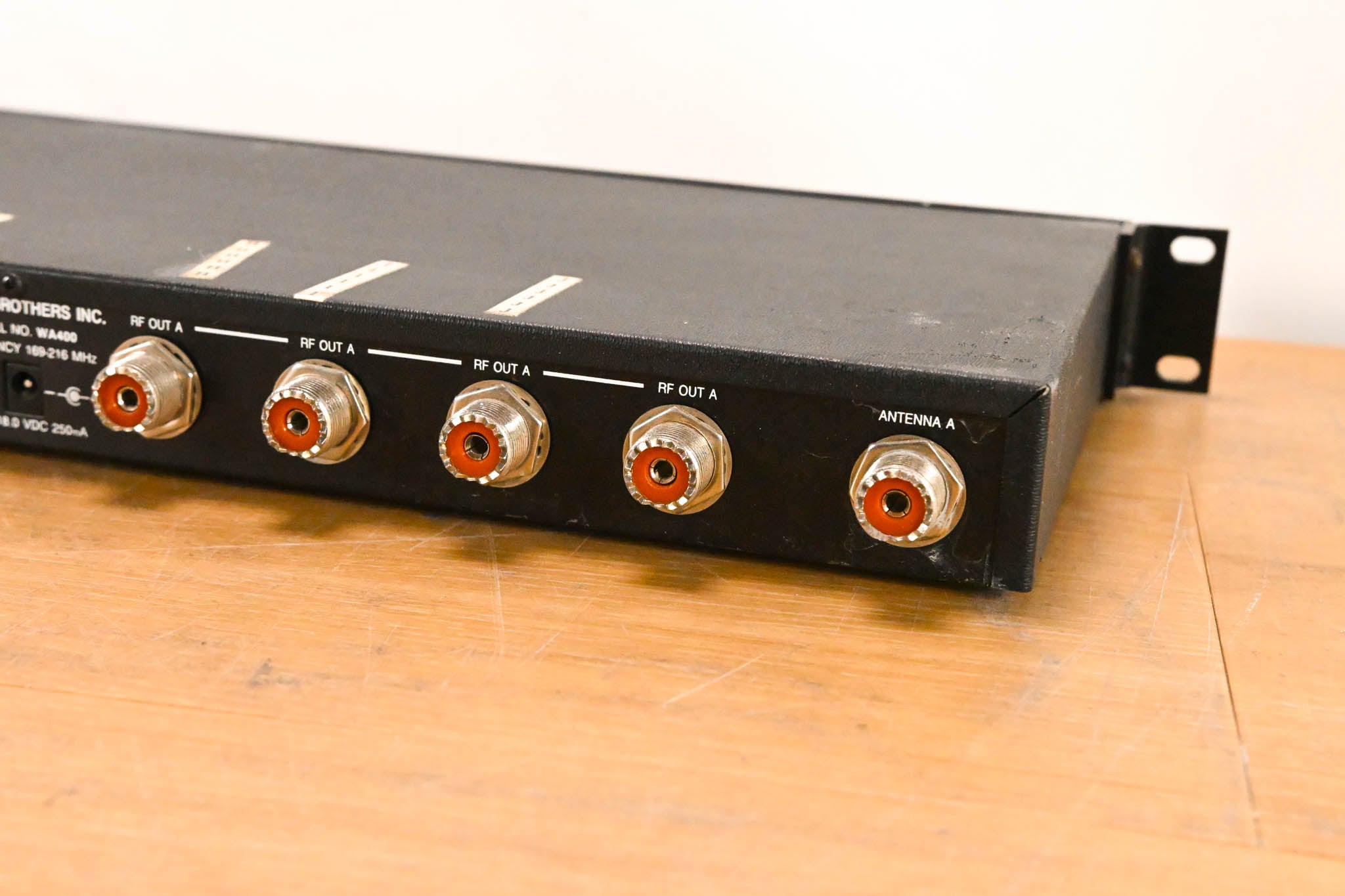 Shure WA400 Antenna Distribution System - 169-216 MHz (NO POWER SUPPLY)