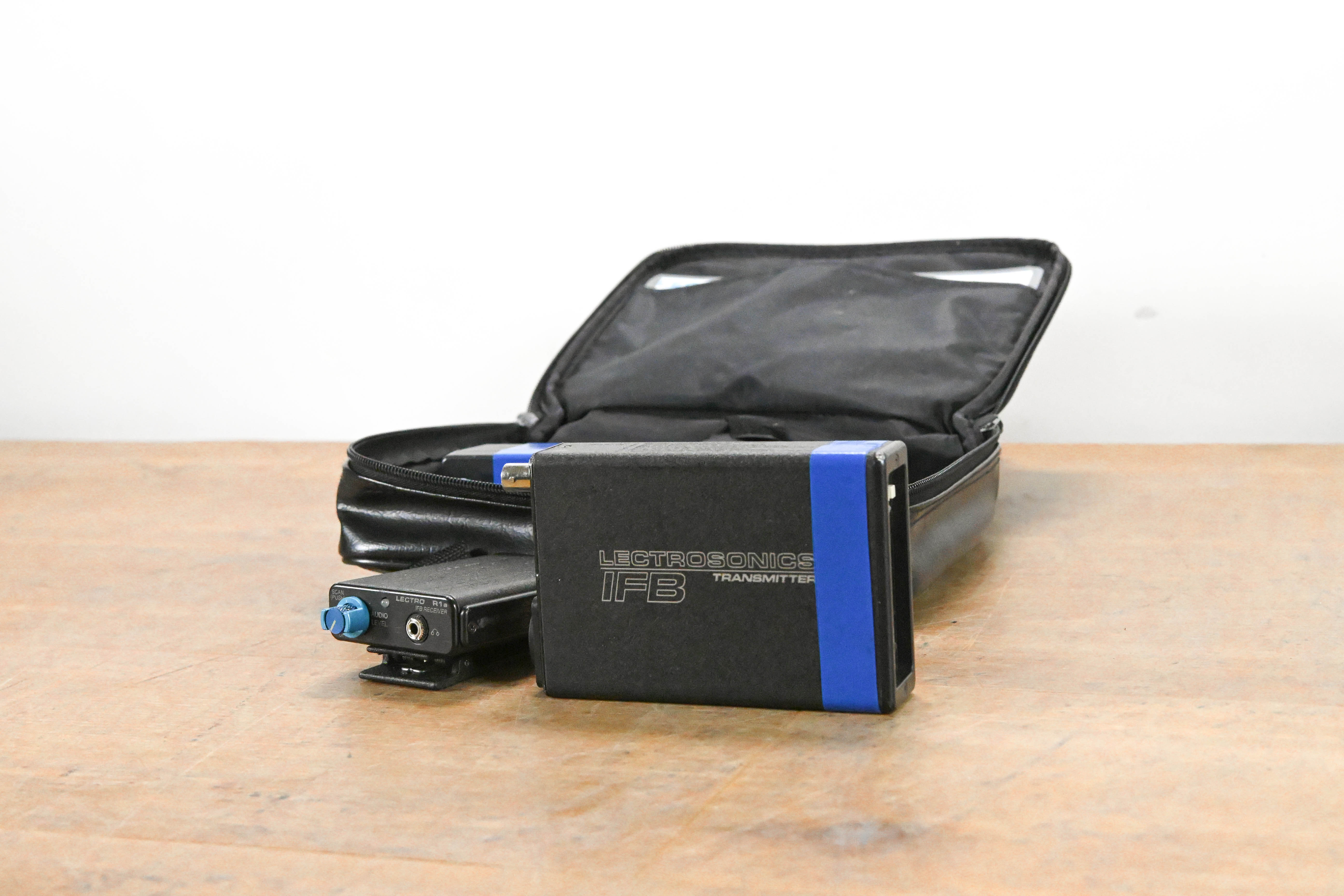 Lectrosonics T1 IFB Transmitter & R1a Receiver Block 21 w/ Case