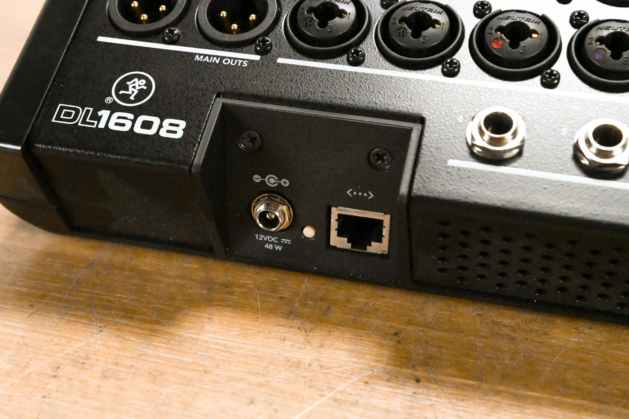 Mackie DL1608 16-Channel iPad-Controlled Mixer (NO POWER SUPPLY)