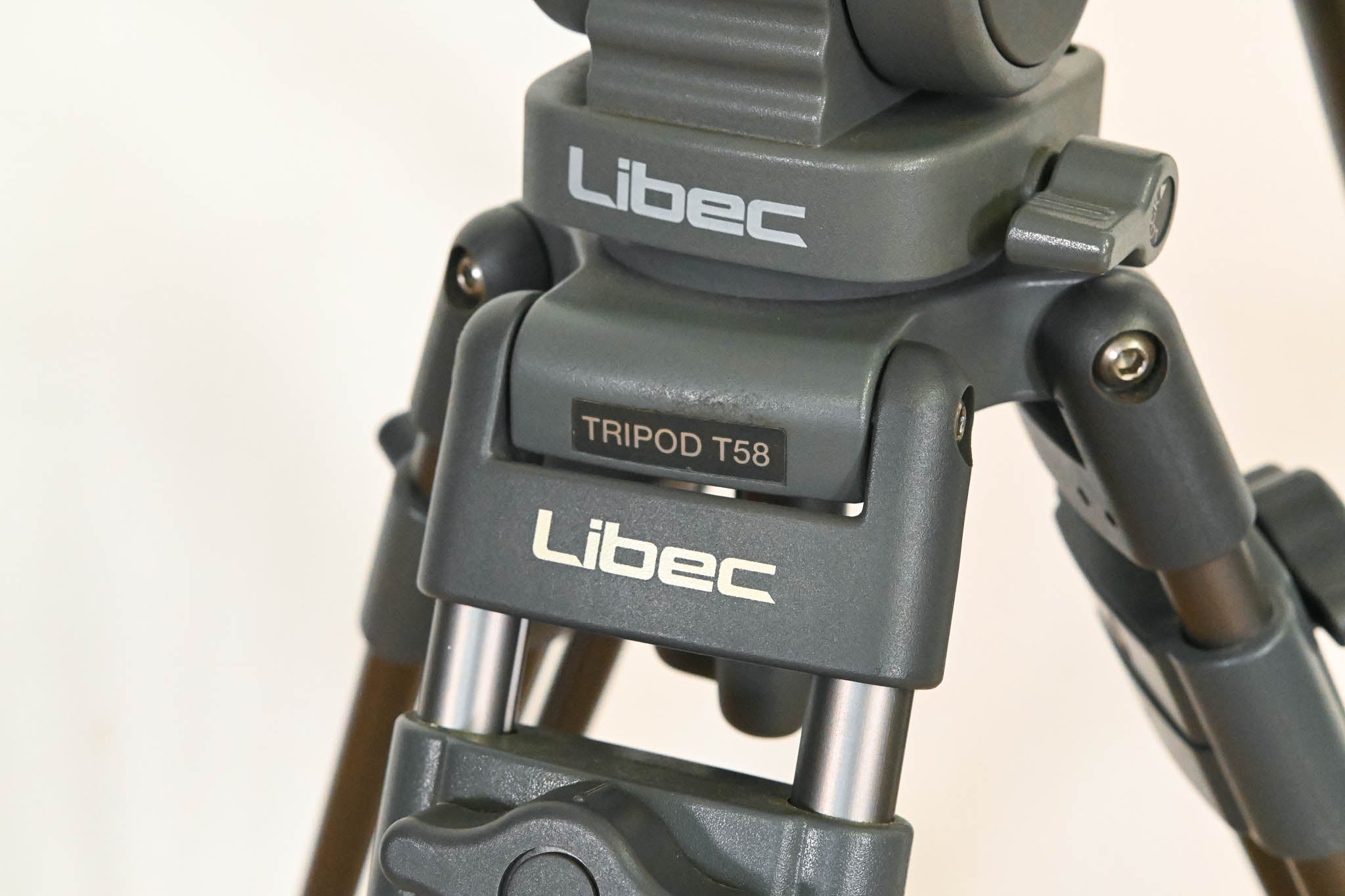 Libec H22 DV Fluid Head with T58 Tripod Legs and SP-1 Spreader