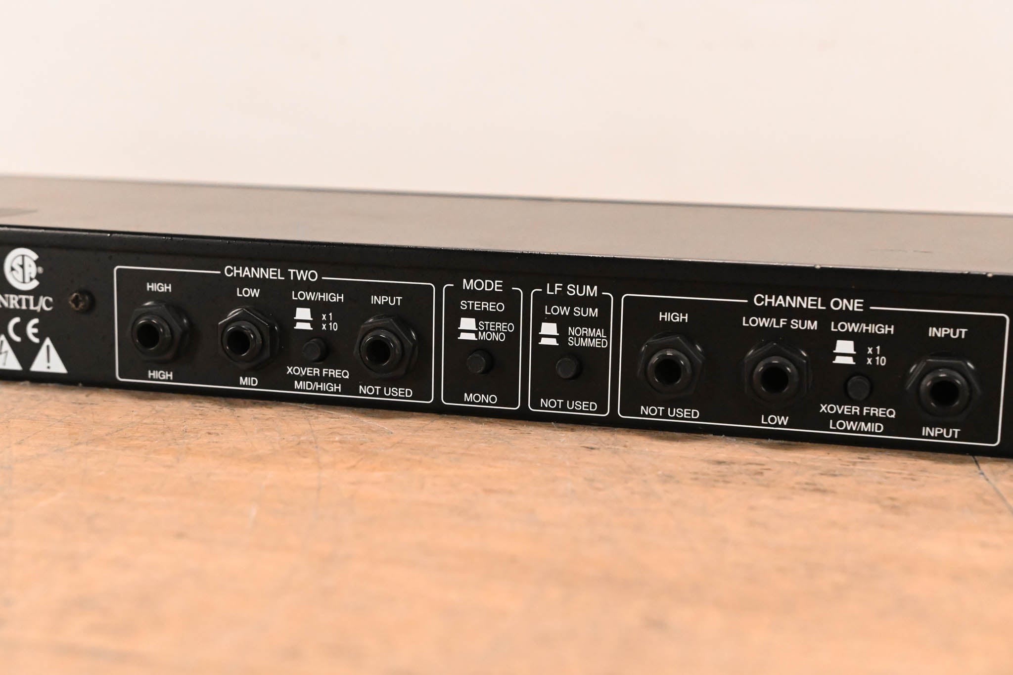 dbx 223 Stereo 2-Way / Mono 3-Way Crossover
