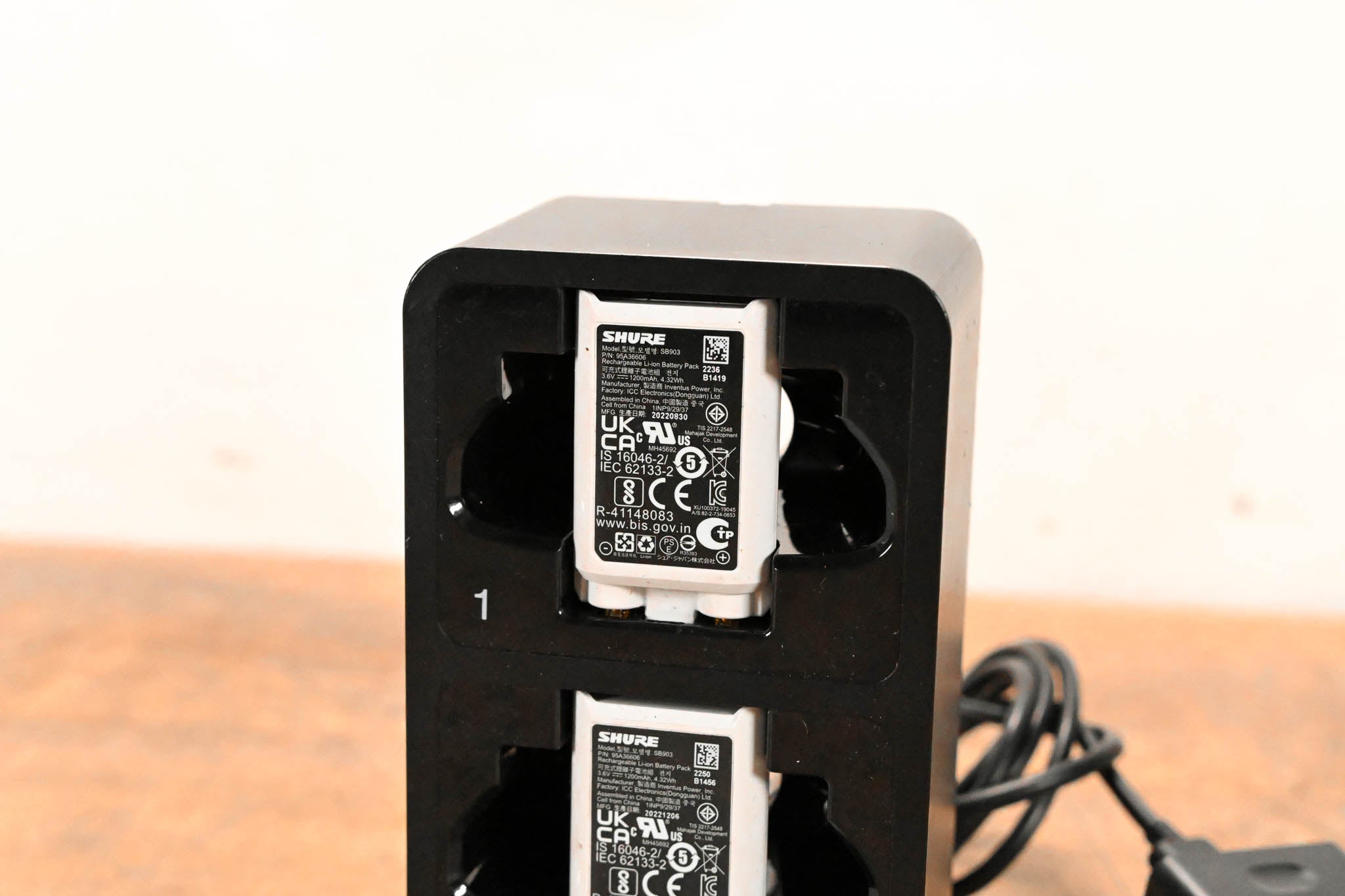 Shure SBC203 Dual-Docking Recharging Station with two SB903 Batteries