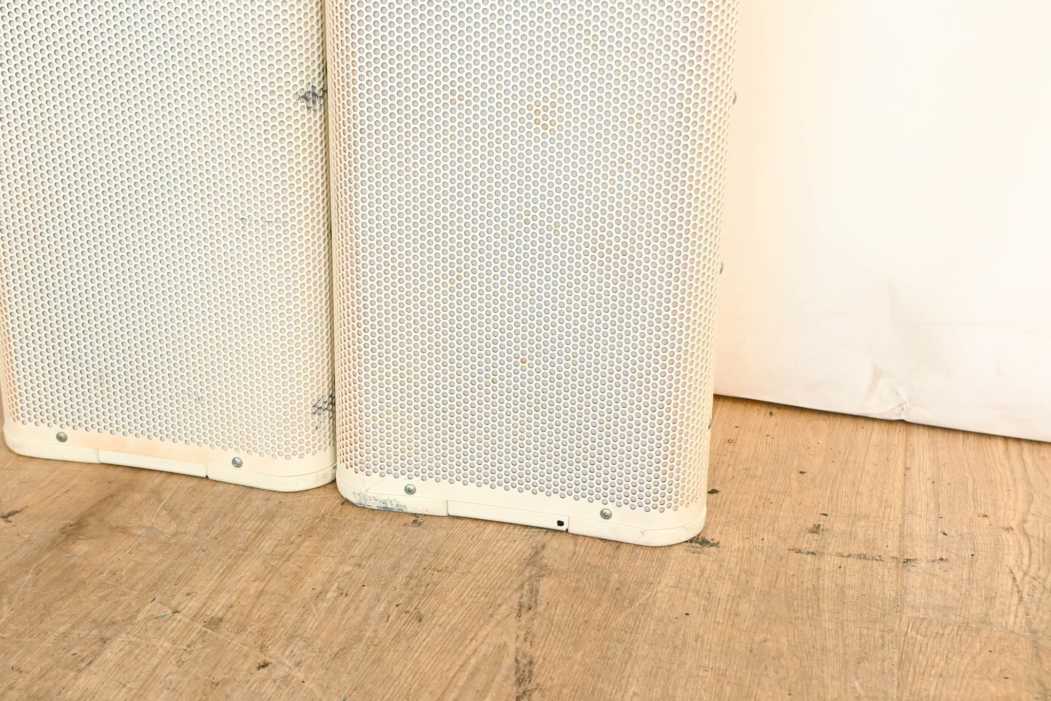 QSC AP-5102 2-Way Acoustic Performance Loudspeaker - White  (PAIR)