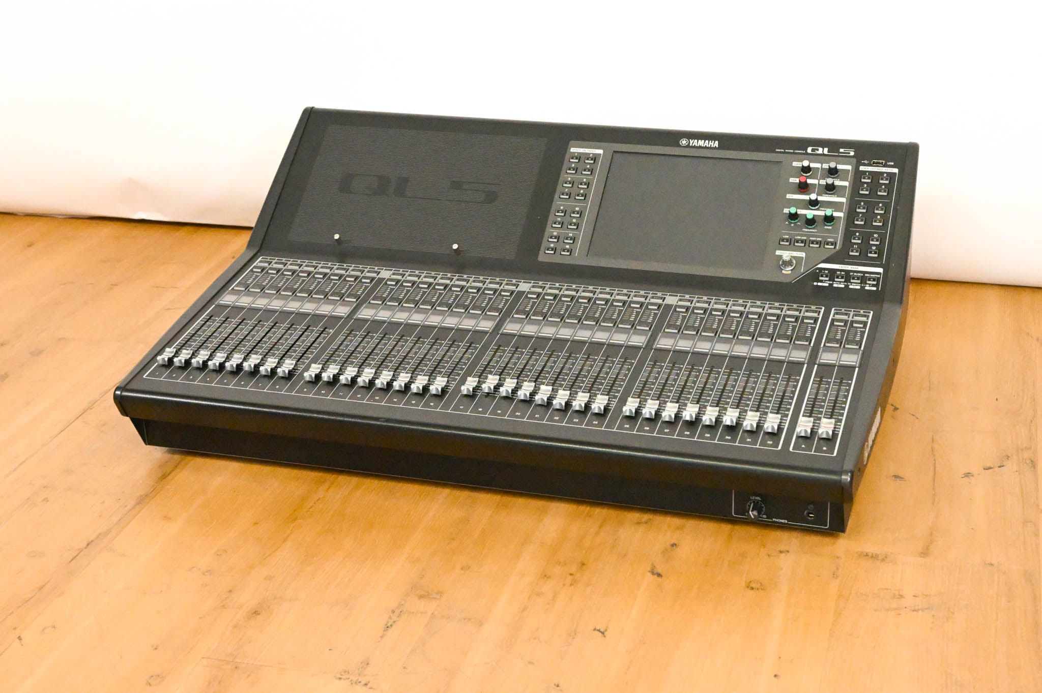 Yamaha QL5 64-Channel Digital Audio Mixing Console
