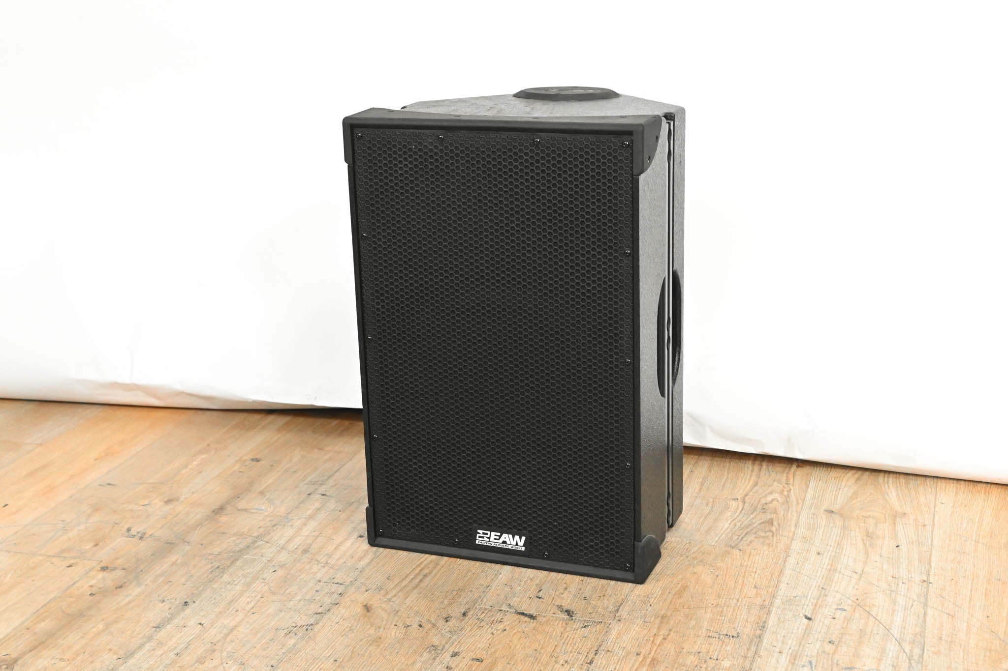 EAW NT26 2-Way, Self-Powered, Bi-Amplified Loudspeaker 60° x 45°