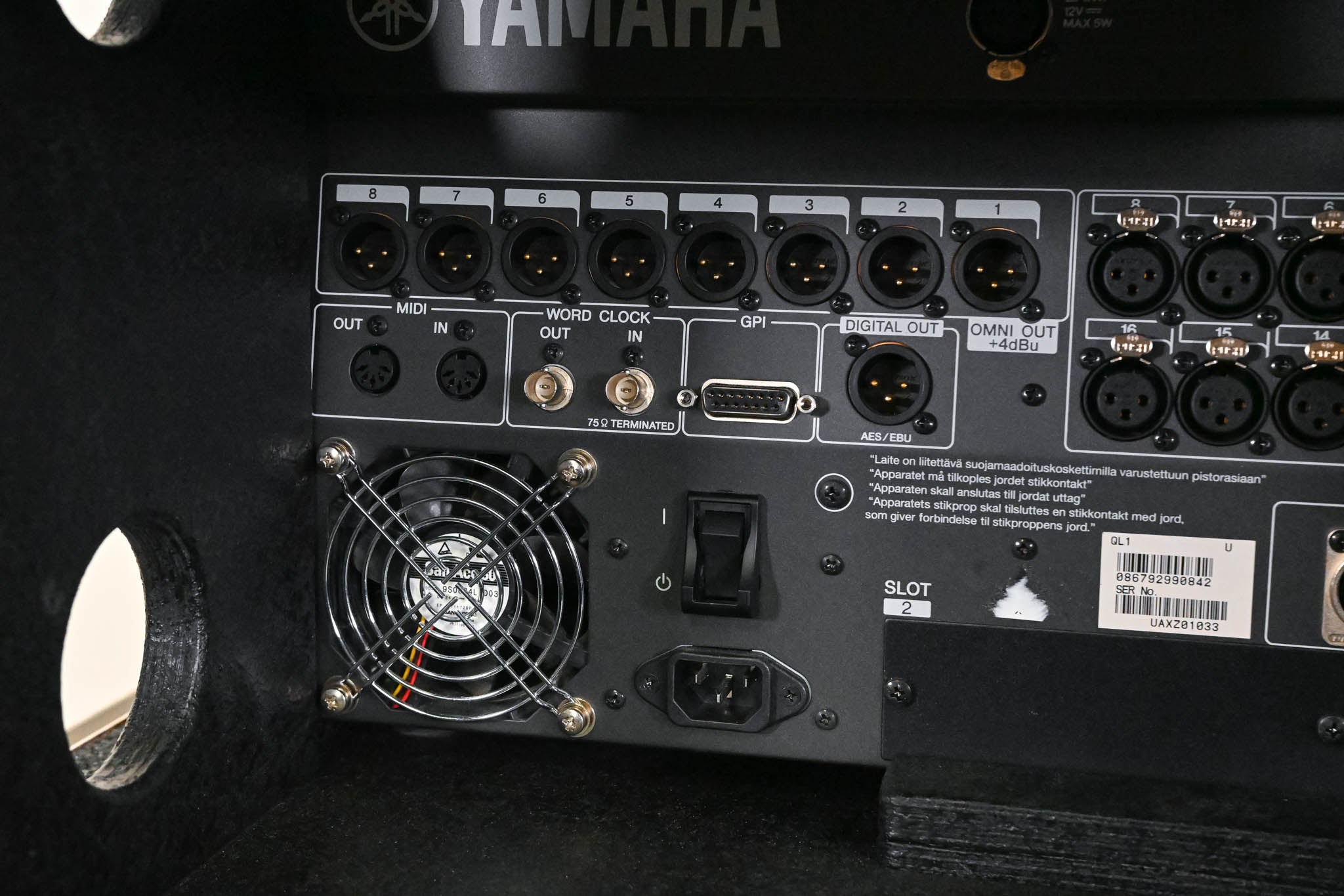 Yamaha QL1 16-Input / 8-Output Digital Mixing Console w/ Road Case