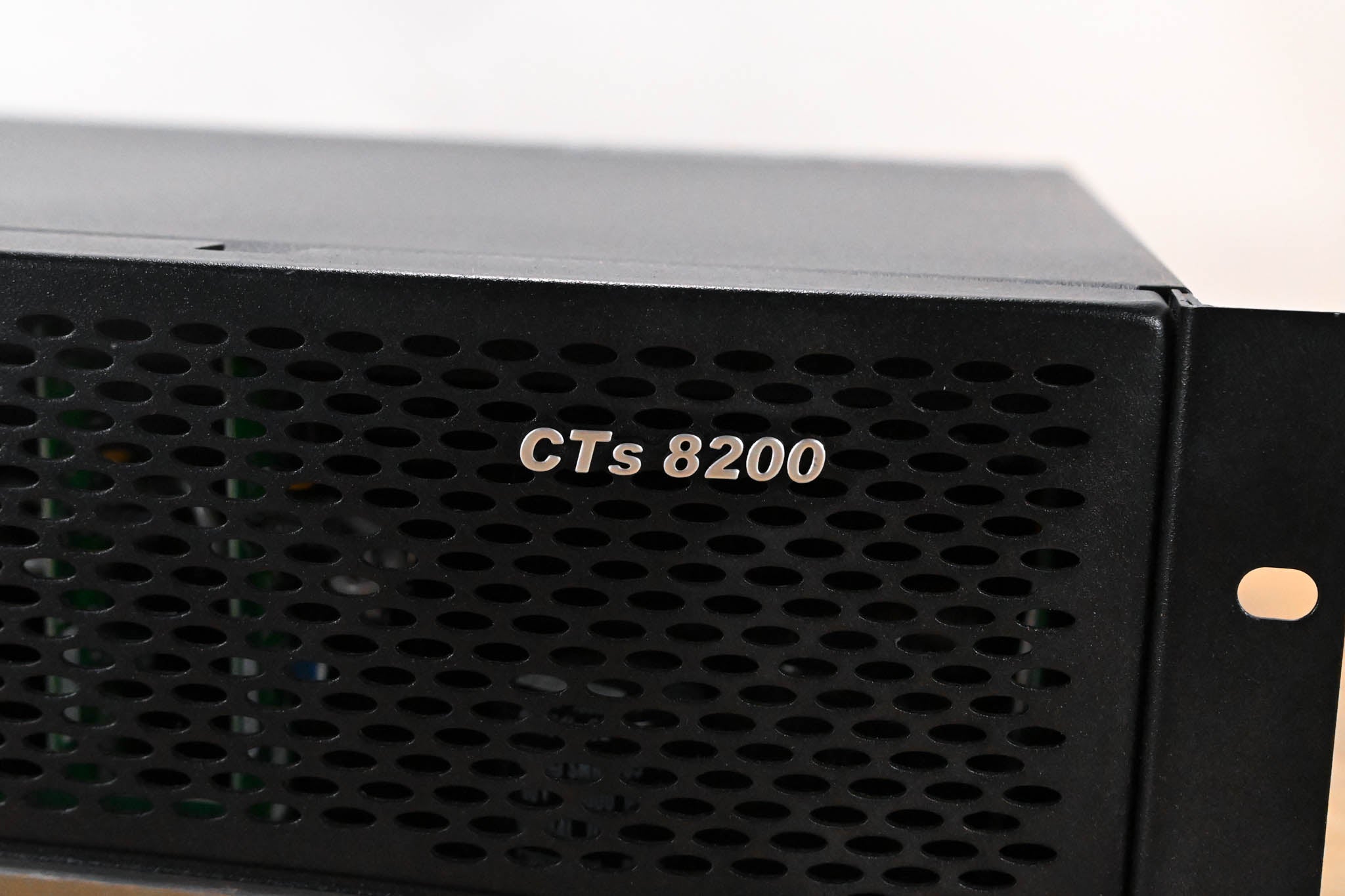 Crown CTs 8200 200W 8-Channel Power Amplifier