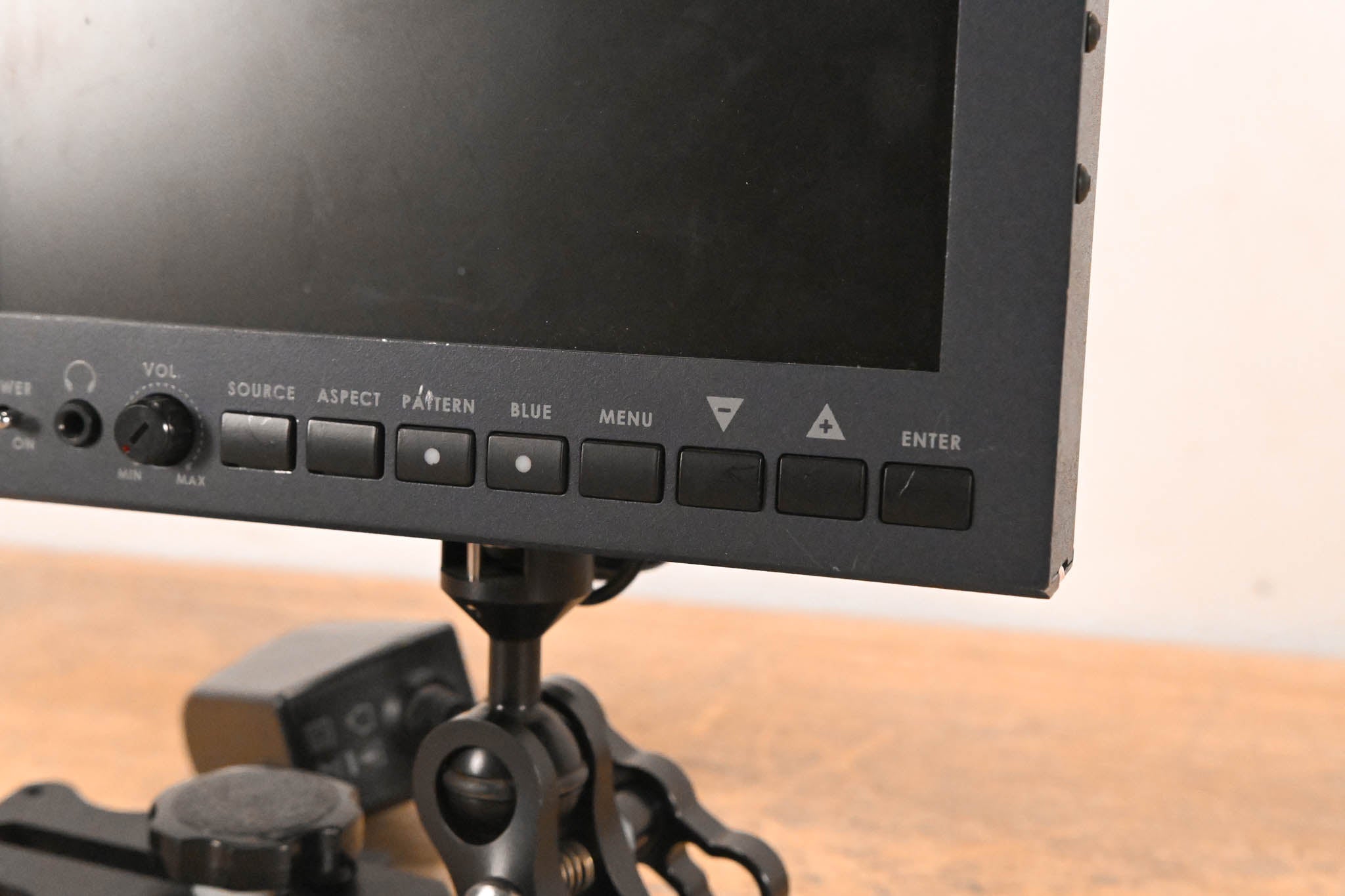 Datavideo TLM-700HD 7" HD/SD TFT LCD Monitor w/ V-Mount Battery Adapter