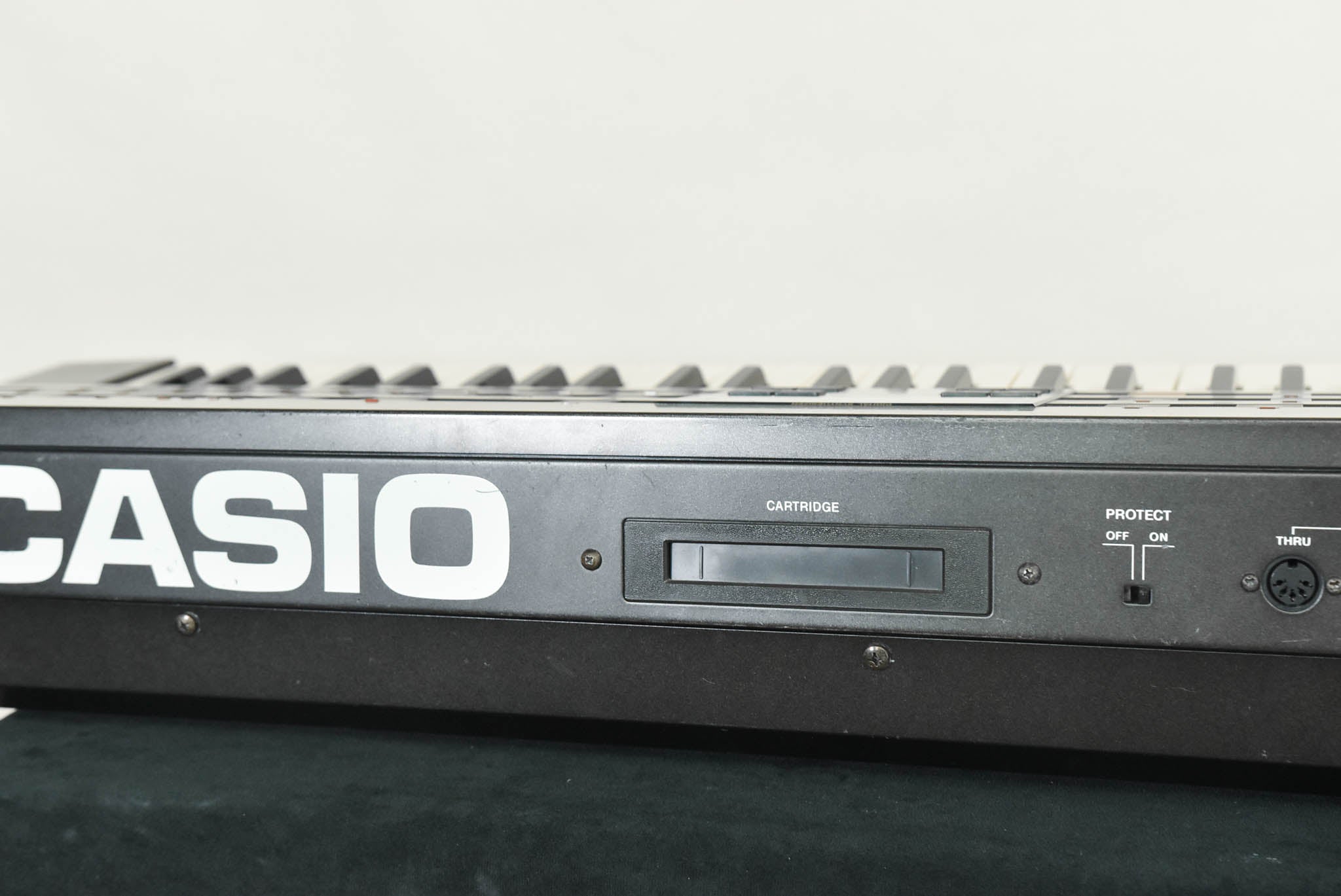 Casio CZ-1 61-Key Keyboard Synthesizer with Carrying Case CG006Q7